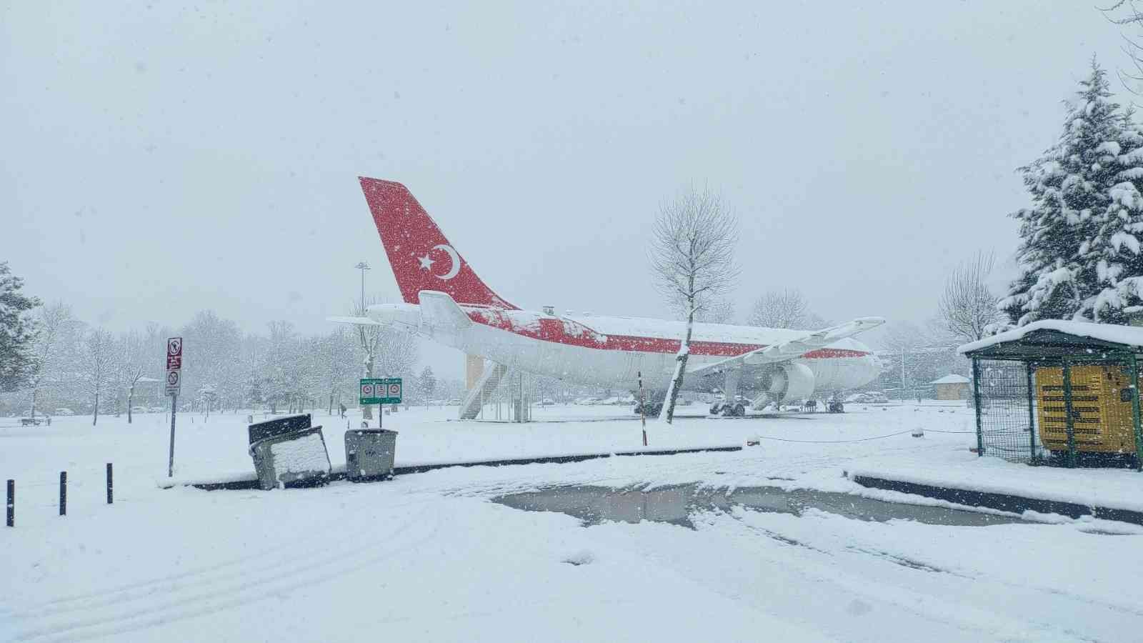 Sakarya’da etkisini göstermeye başlayan ve gece saatlerinde de devam eden kar yağışı sonrasında şehir güne karla uyandı. Meteoroloji Genel ...