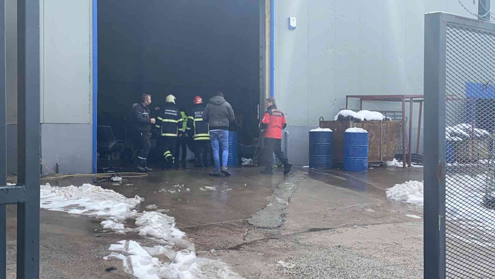 Kocaeli’nin Çayırova ilçesinde bir fabrikanın içindeki döküm makinesinin patlaması neticesinde 3 kişi yaralandı. Yangın, Kocaeli’nin Çayırova ...