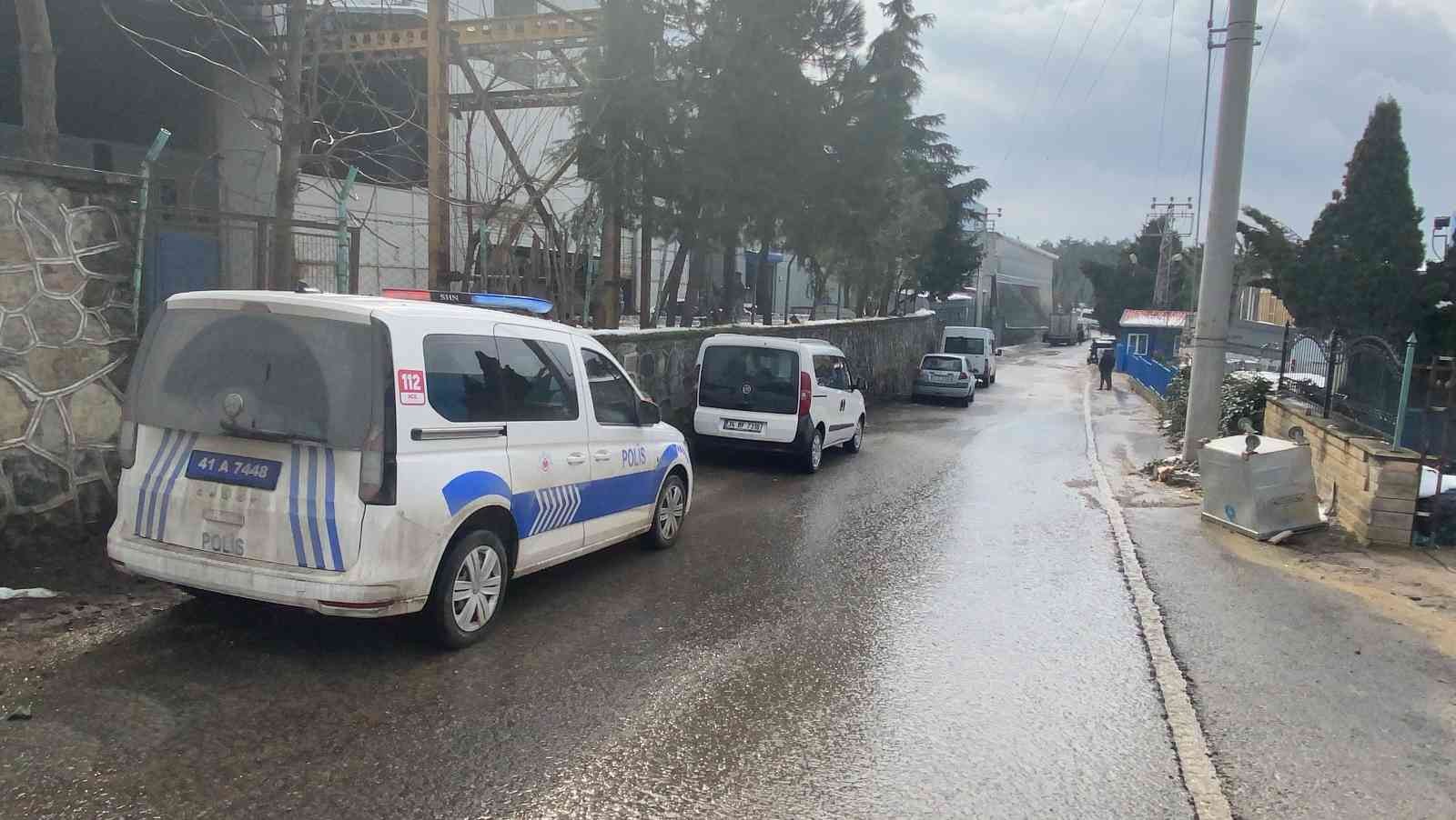 Kocaeli’nin Çayırova ilçesinde bir fabrikanın içindeki döküm makinesinin patlaması neticesinde 3 kişi yaralandı. Yangın, Kocaeli’nin Çayırova ...