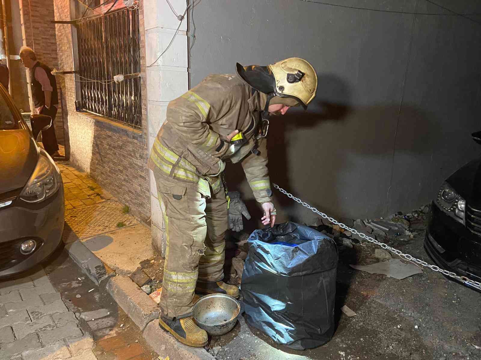 Fatih’te 3 katlı binanın giriş katı alev alev yandı. Binada mahsur kalan 4 kişiyi ve yeni doğmuş 6 kedi yavrusunu itfaiye ekipleri kurtardı ...