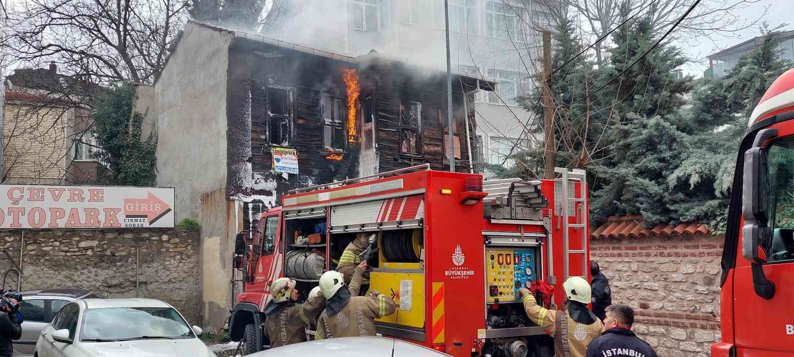 Fatih’te 100 yıllık olduğu öğrenilen 2 katlı metruk ahşap binada çıkan yangın, itfaiye ekipleri tarafından söndürüldü. Olay, 09.30 sıralarında ...