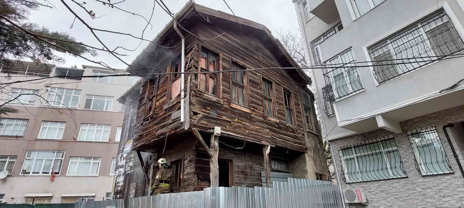 Fatih’te 100 yıllık olduğu öğrenilen 2 katlı metruk ahşap binada çıkan yangın, itfaiye ekipleri tarafından söndürüldü. Olay, 09.30 sıralarında ...