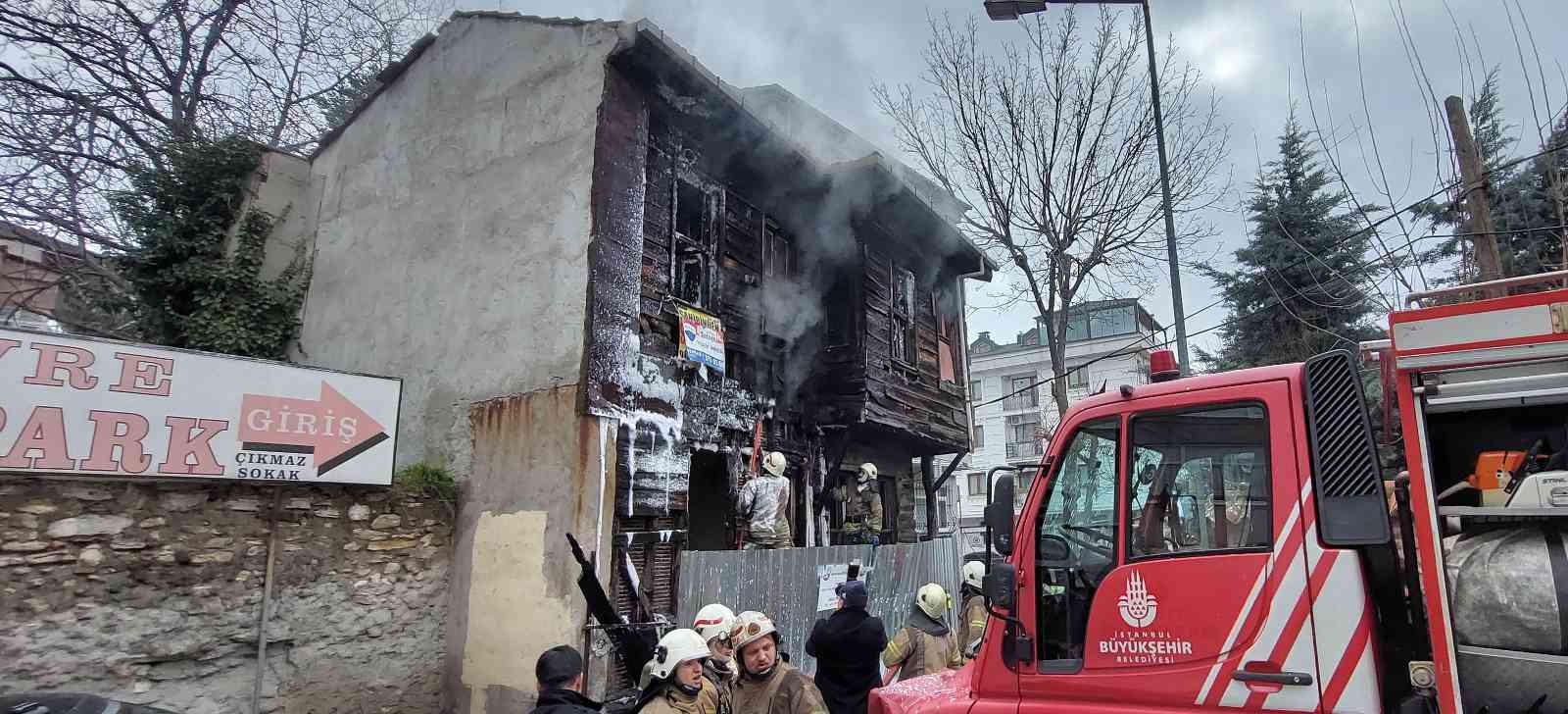 Fatih’te 100 yıllık olduğu öğrenilen 2 katlı metruk ahşap binada çıkan yangın, itfaiye ekipleri tarafından söndürüldü. Olay, 09.30 sıralarında ...