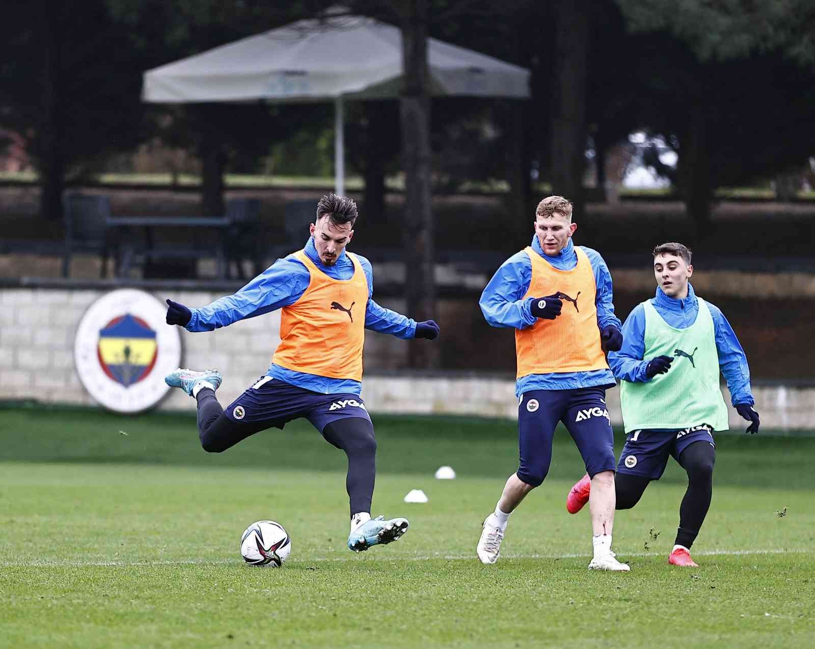 Fenerbahçe, Spor Toto Süper Lig’in 29. haftasında deplasmanda Alanyaspor ile oynayacağı maçın hazırlıklarına sabah yaptığı antrenmanla başladı ...