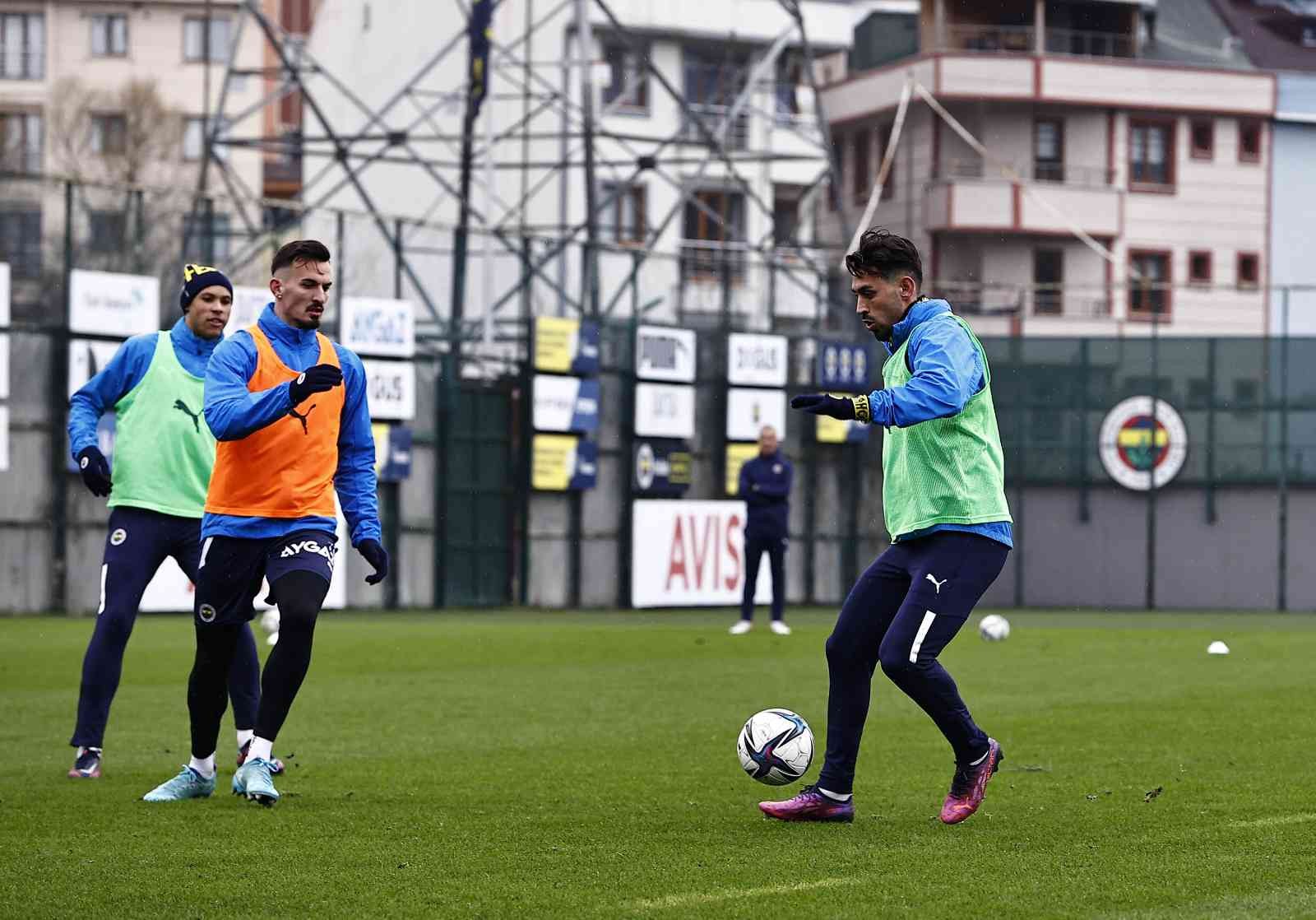 Fenerbahçe, Spor Toto Süper Lig’in 29. haftasında deplasmanda Alanyaspor ile oynayacağı maçın hazırlıklarına sabah yaptığı antrenmanla başladı ...