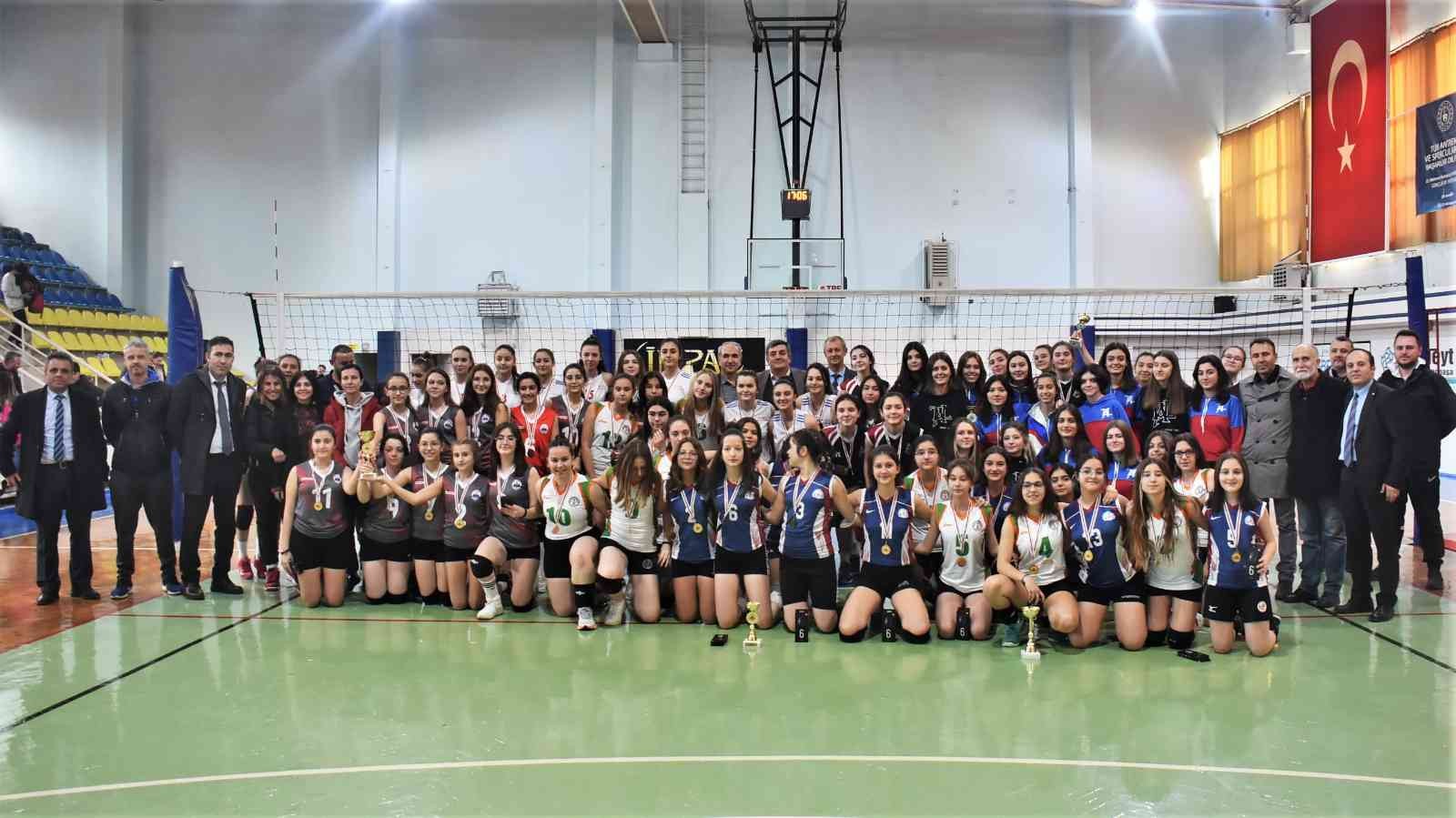 Tekirdağ’ın Süleymanpaşa ilçesinde ortaokul ve liseler arasında düzenlenen voleybol turnuvasında kazananlar belli oldu. Süleymanpaşa Belediyesi ...