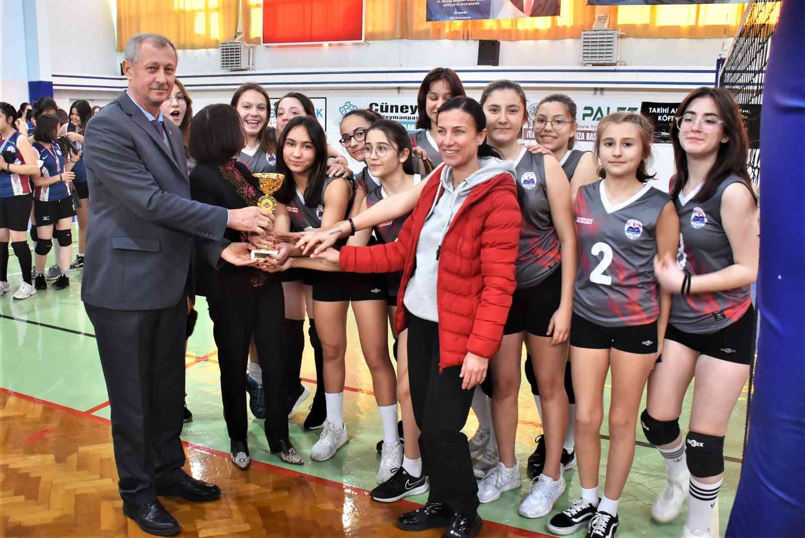 Tekirdağ’ın Süleymanpaşa ilçesinde ortaokul ve liseler arasında düzenlenen voleybol turnuvasında kazananlar belli oldu. Süleymanpaşa Belediyesi ...