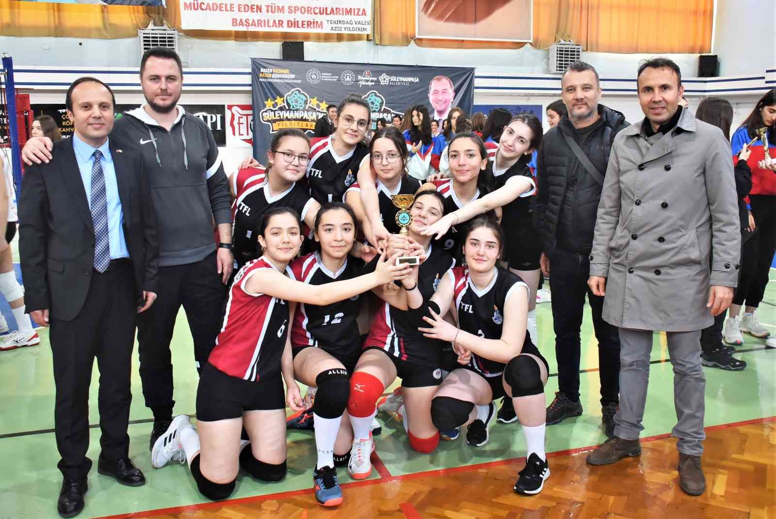 Tekirdağ’ın Süleymanpaşa ilçesinde ortaokul ve liseler arasında düzenlenen voleybol turnuvasında kazananlar belli oldu. Süleymanpaşa Belediyesi ...