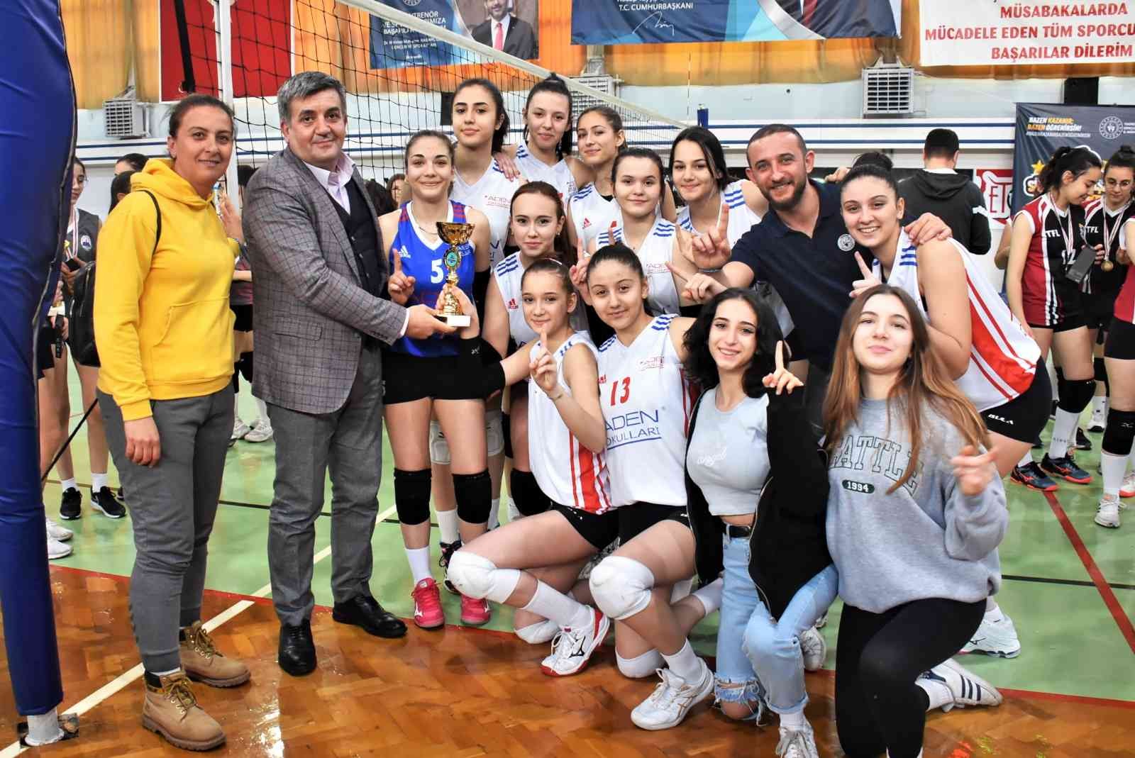 Tekirdağ’ın Süleymanpaşa ilçesinde ortaokul ve liseler arasında düzenlenen voleybol turnuvasında kazananlar belli oldu. Süleymanpaşa Belediyesi ...