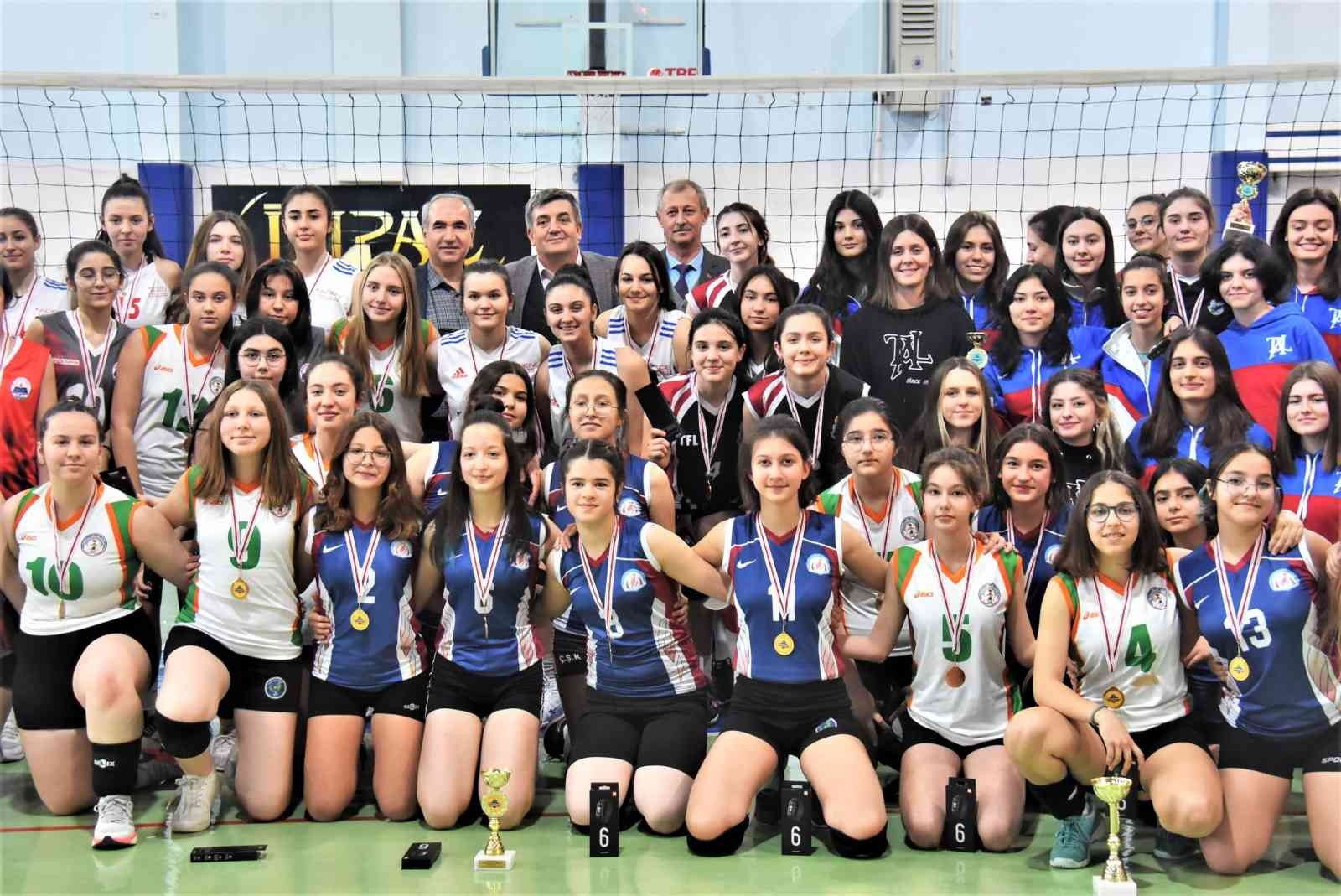 Tekirdağ’ın Süleymanpaşa ilçesinde ortaokul ve liseler arasında düzenlenen voleybol turnuvasında kazananlar belli oldu. Süleymanpaşa Belediyesi ...