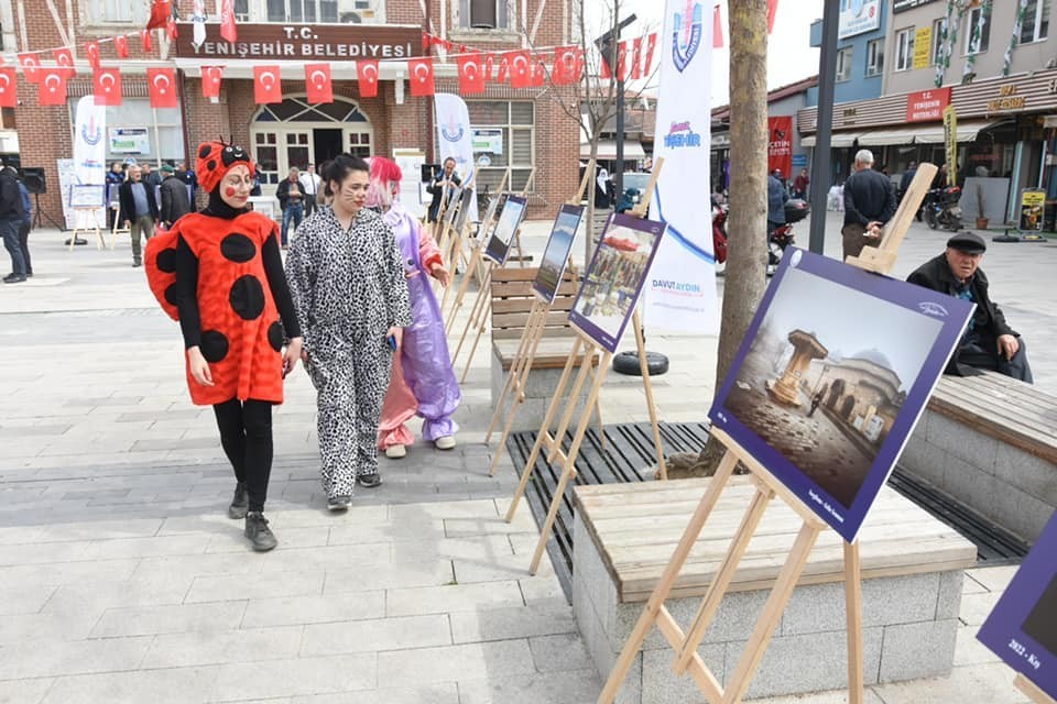 Bursa Yenişehir Belediyesinin düzenlediği “Dört Mevsim Yenişehir Fotoğraf Yarışmasının kış etabı tamamlandı”. Yenişehir tarihi bina önünde ...