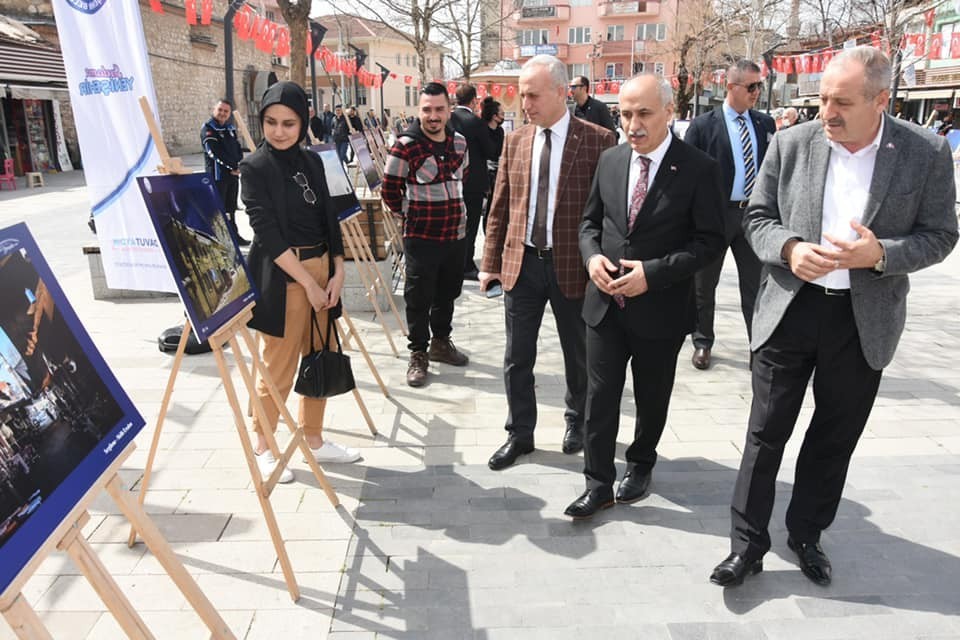 Bursa Yenişehir Belediyesinin düzenlediği “Dört Mevsim Yenişehir Fotoğraf Yarışmasının kış etabı tamamlandı”. Yenişehir tarihi bina önünde ...