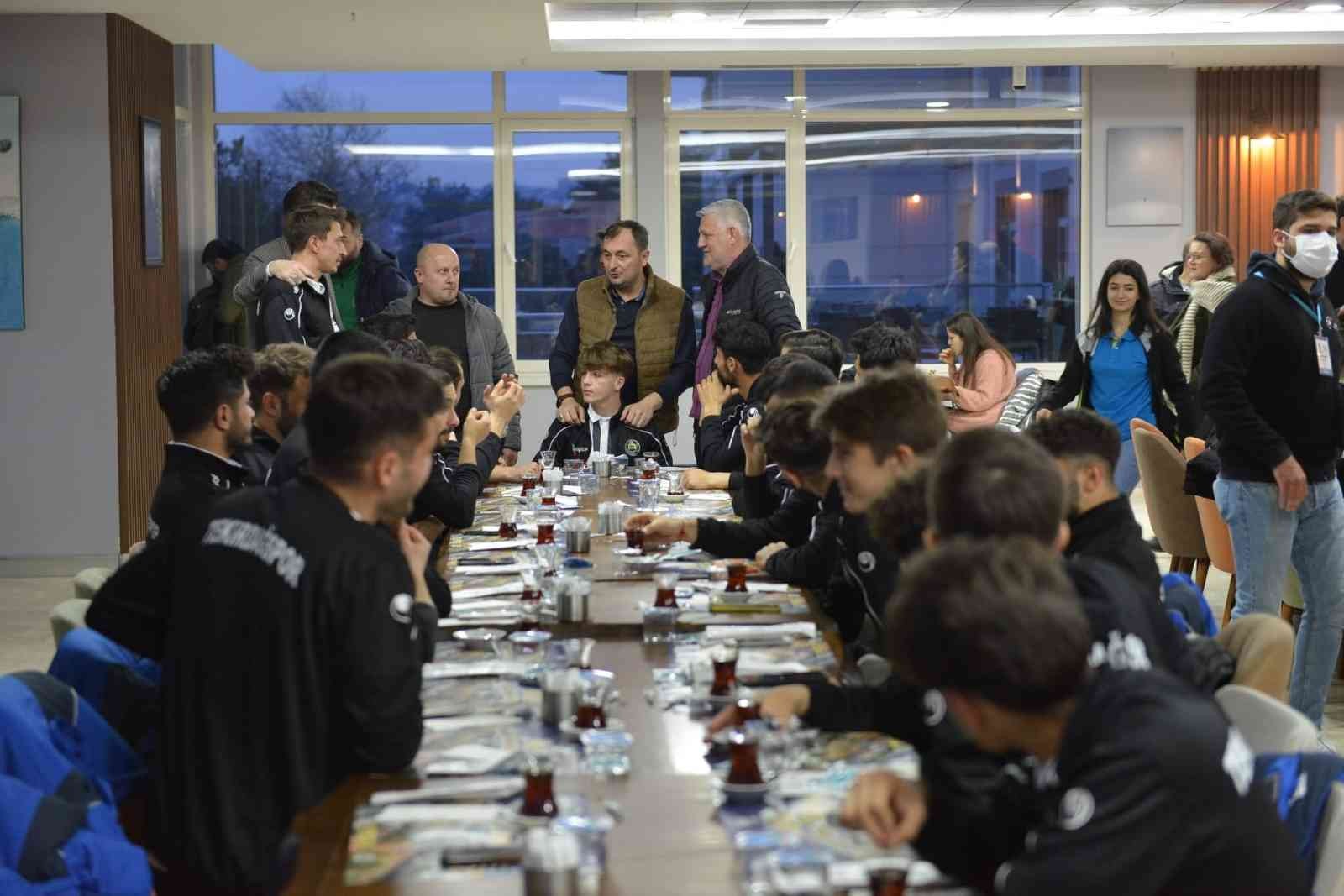 Süleymanpaşa Belediye Başkanı Cüneyt Yüksel, Tekirdağsporlu futbolcularla bir araya geldi. Tekirdağ’ın Süleymanpaşa ilçesinde futbolcularla bir ...