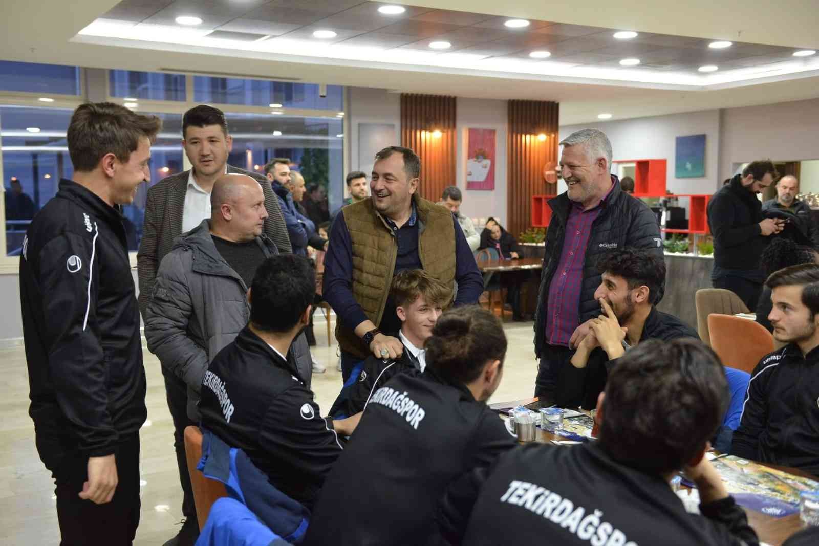 Süleymanpaşa Belediye Başkanı Cüneyt Yüksel, Tekirdağsporlu futbolcularla bir araya geldi. Tekirdağ’ın Süleymanpaşa ilçesinde futbolcularla bir ...