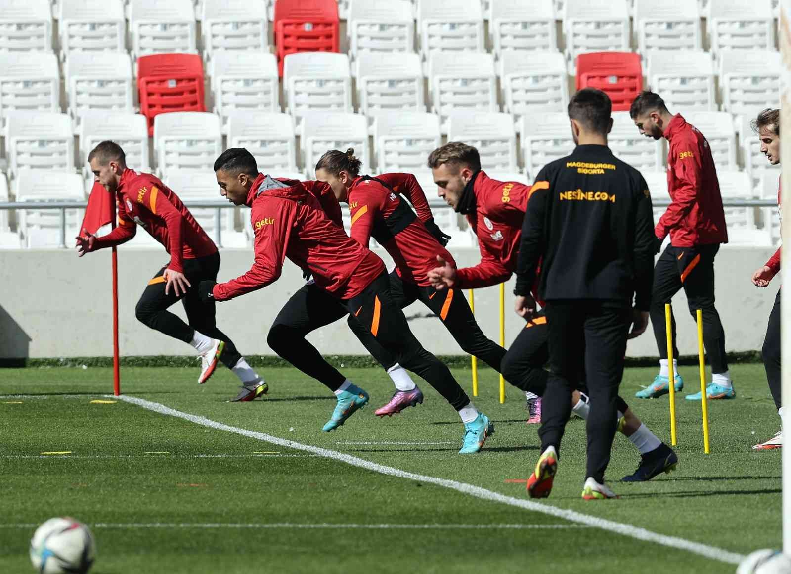 Galatasaray, Spor Toto Süper Lig’in 29. haftasında Beşiktaş ile evinde oynayacağı maçın hazırlıklarına sabah İzmir’de yaptığı antrenmanla devam ...