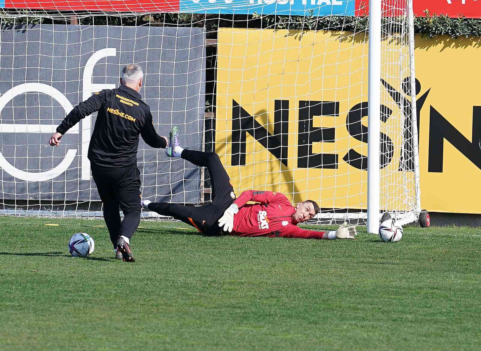 Galatasaray, Spor Toto Süper Lig’in 28. haftasında cumartesi günü deplasmanda Konyaspor ile oynayacağı karşılaşmanın hazırlıklarına bir günlük ...