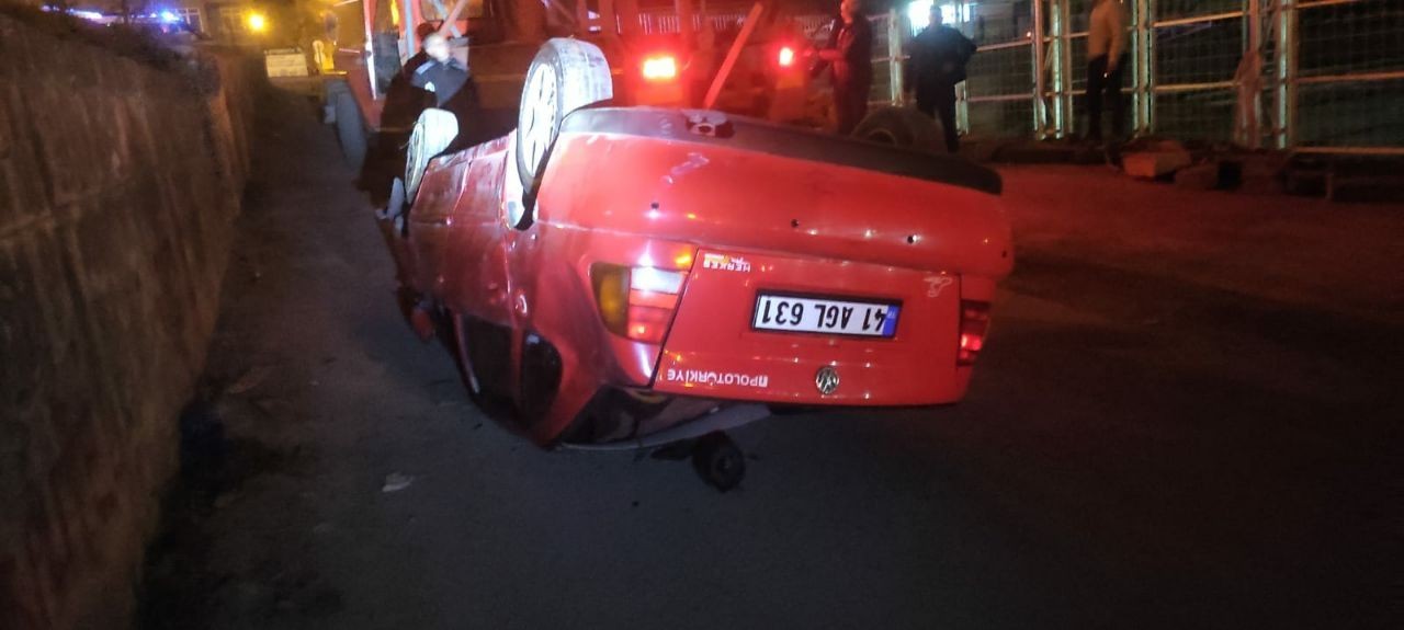 Kocaeli’nin Darıca ilçesinde bir akaryakıt istasyonunda gaz pedalı takılı kalan otomobil, duvardaki boşluktan sokağa düştü. Ters dönen ...