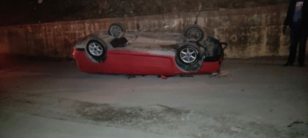 Kocaeli’nin Darıca ilçesinde bir akaryakıt istasyonunda gaz pedalı takılı kalan otomobil, duvardaki boşluktan sokağa düştü. Ters dönen ...