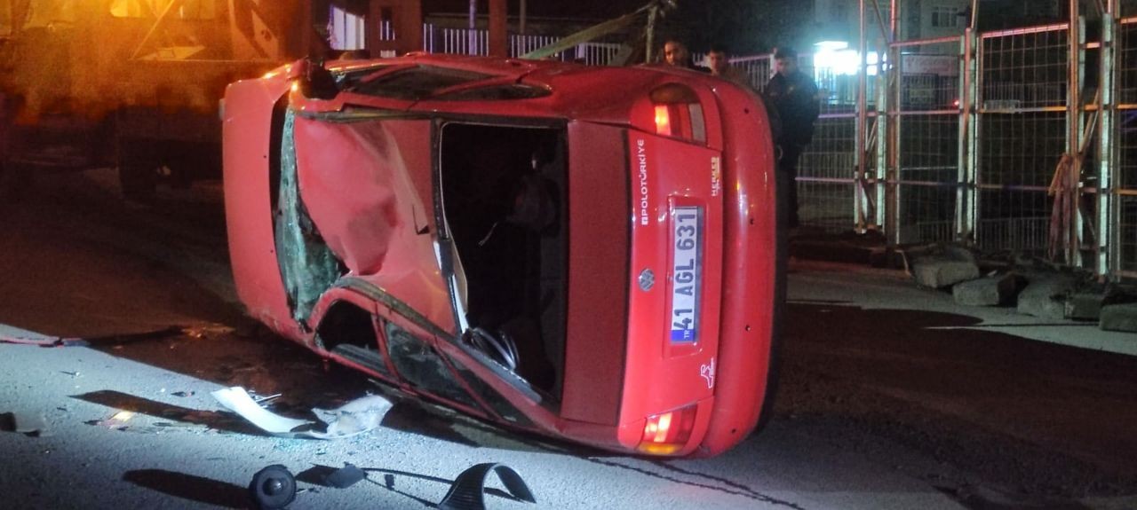 Kocaeli’nin Darıca ilçesinde bir akaryakıt istasyonunda gaz pedalı takılı kalan otomobil, duvardaki boşluktan sokağa düştü. Ters dönen ...