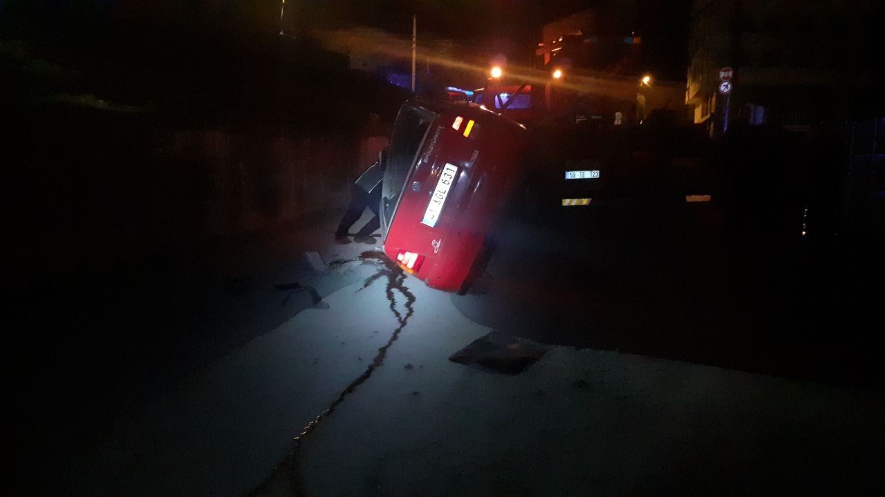 Kocaeli’nin Darıca ilçesinde bir akaryakıt istasyonunda gaz pedalı takılı kalan otomobil, duvardaki boşluktan sokağa düştü. Ters dönen ...