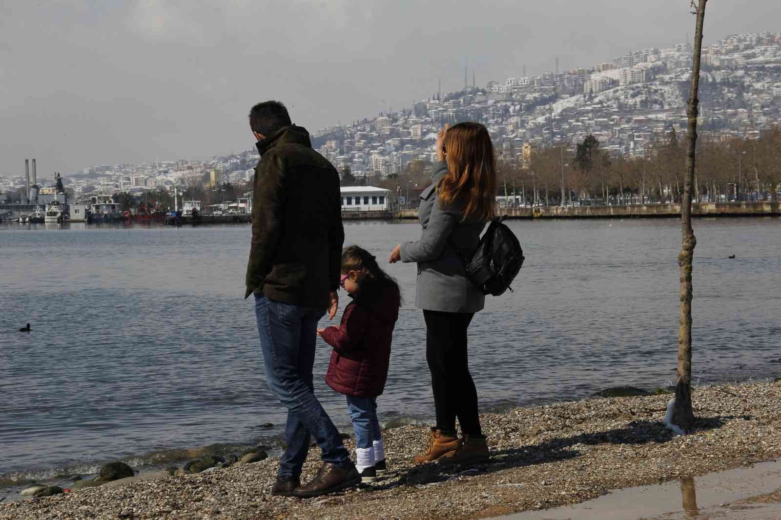 KOCAELİ (İHA) – Kocaeli’de 3 gün süren yoğun kar yağışının ardından güneşli havayı fırsat bilen vatandaşlar sahile akın etti. Yürüyüş yapmak için ...