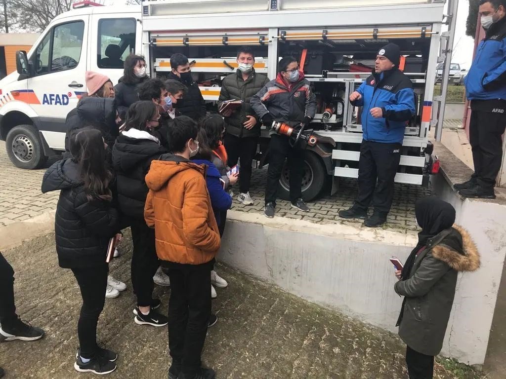 Deprem kuşağında bulunan Tekirdağ’da öğrencilere yönelik afet eğitimleri devam ediyor. Deprem kuşağında bulunan Tekirdağ’da afetlere yönelik ...