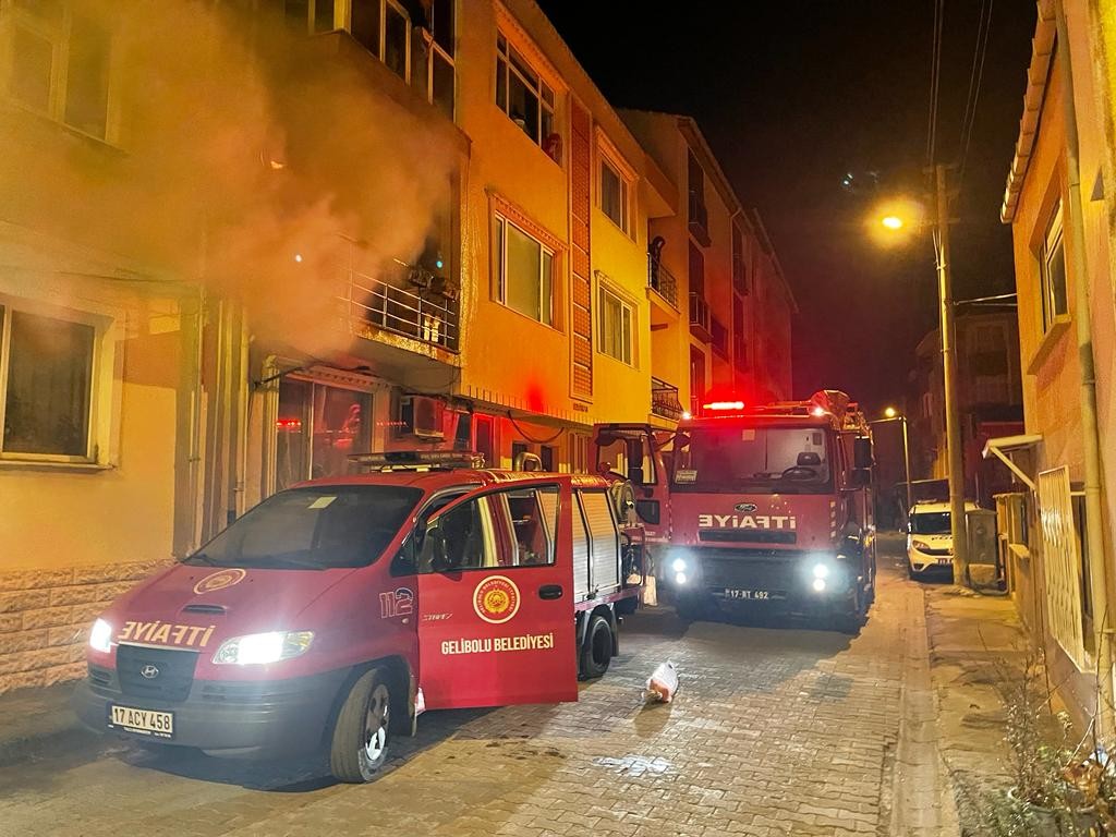 Çanakkale’nin Gelibolu ilçesinde bir evde çıkan yangında maddi hasar meydana geldi. Evde kimsenin bulunmaması ise muhtemel facianın önüne geçti ...