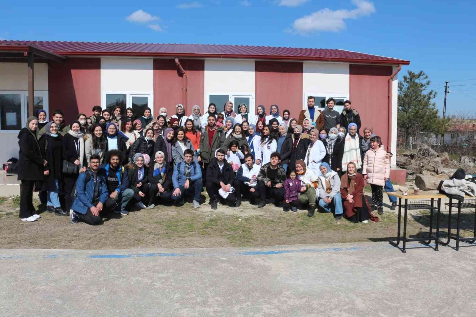 Trakya Üniversitesi Genç Yeryüzü Doktorları Topluluğu, “Sağlık Sokağı” adlı proje kapsamında Edirne’nin Tayakadın köyünde sağlık taraması yaptı ...