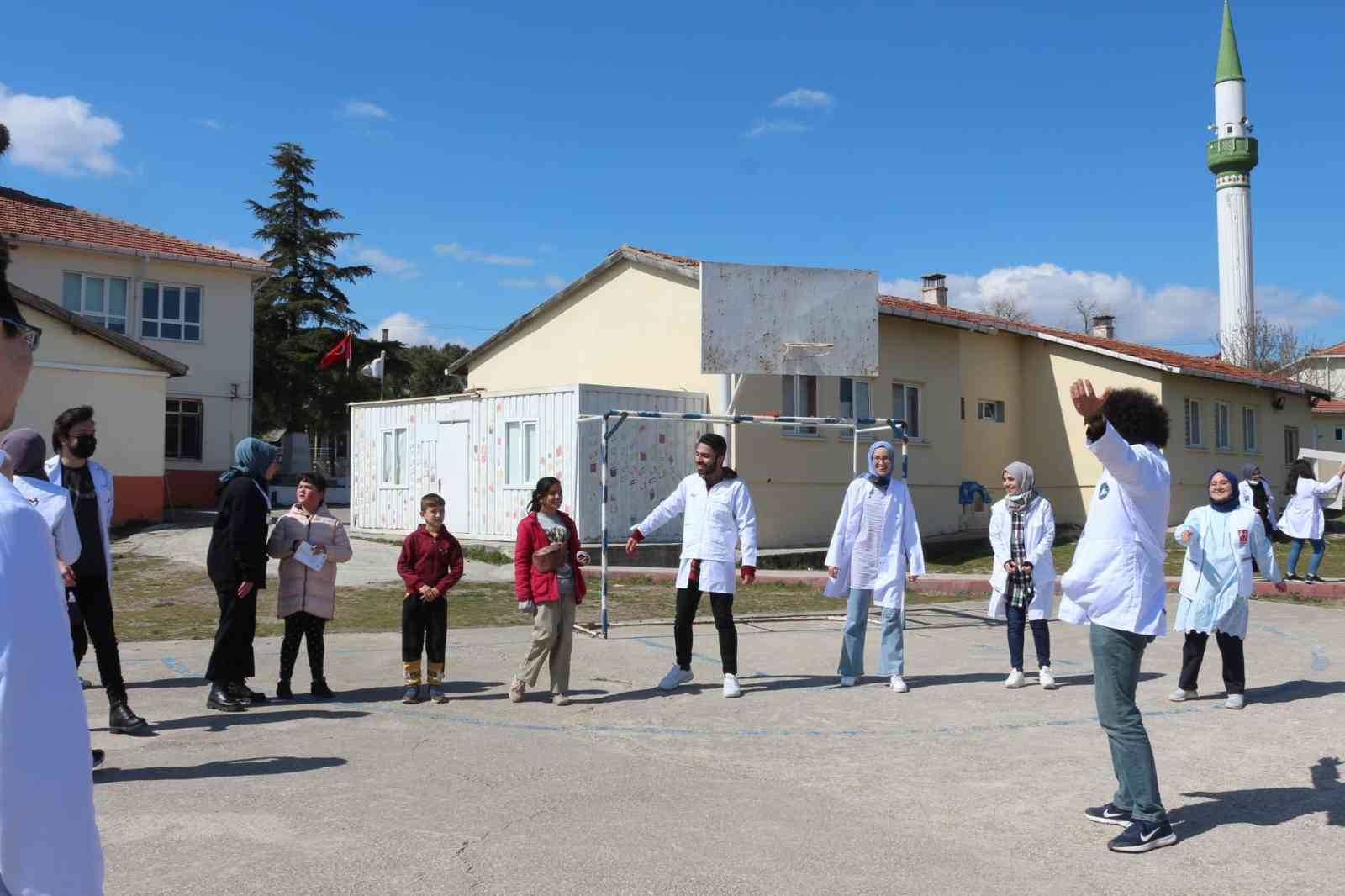 Trakya Üniversitesi Genç Yeryüzü Doktorları Topluluğu, “Sağlık Sokağı” adlı proje kapsamında Edirne’nin Tayakadın köyünde sağlık taraması yaptı ...