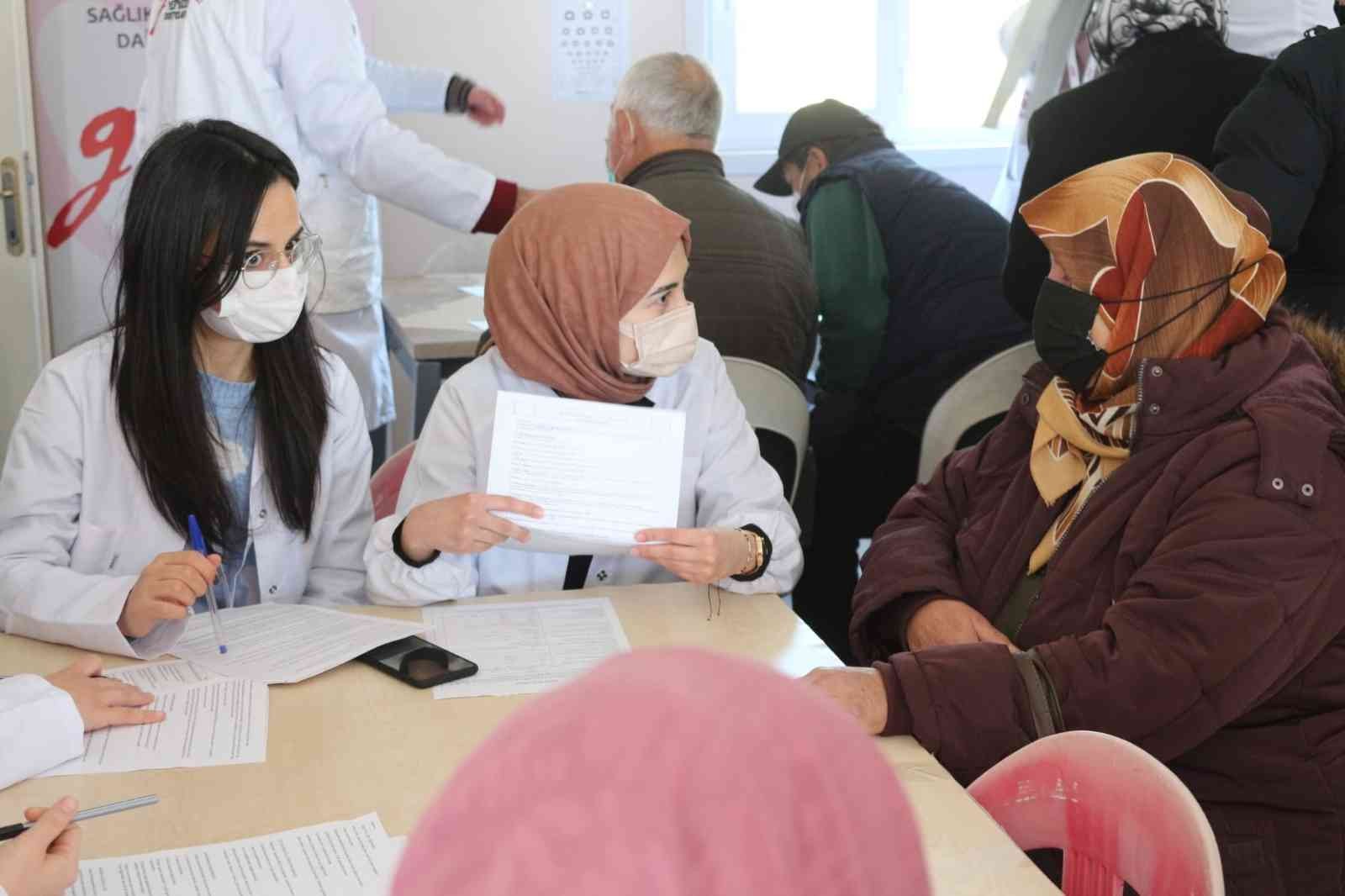 Trakya Üniversitesi Genç Yeryüzü Doktorları Topluluğu, “Sağlık Sokağı” adlı proje kapsamında Edirne’nin Tayakadın köyünde sağlık taraması yaptı ...