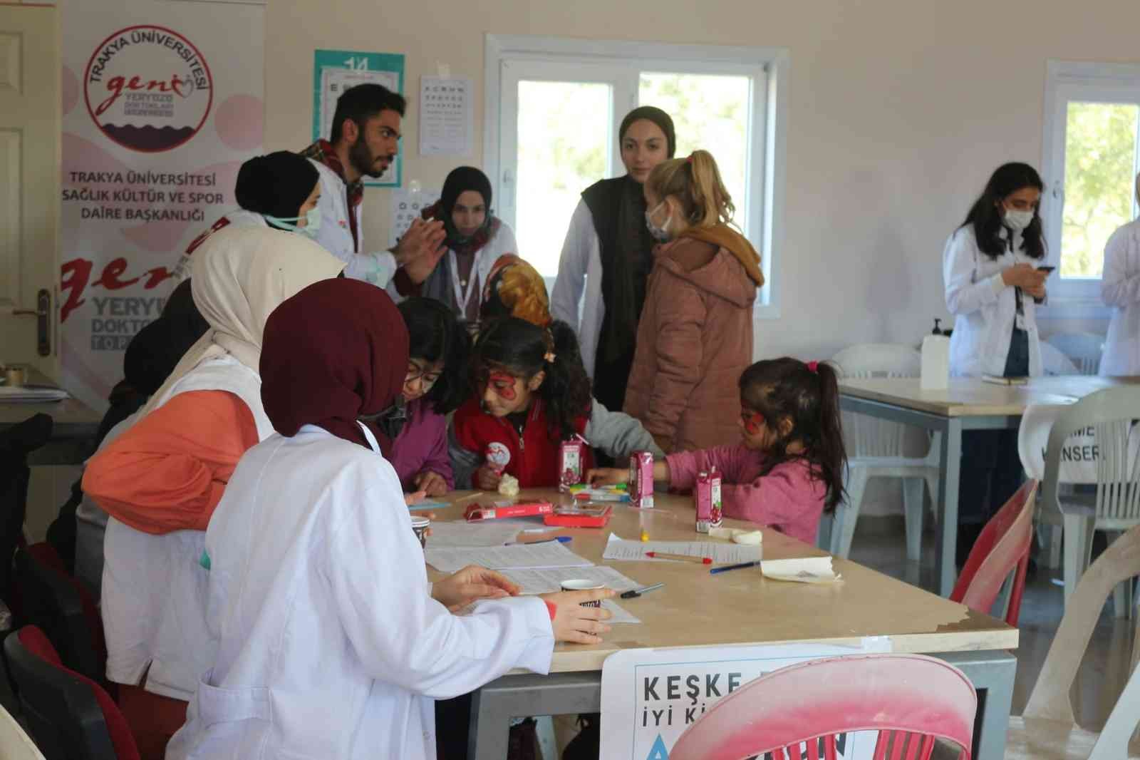 Trakya Üniversitesi Genç Yeryüzü Doktorları Topluluğu, “Sağlık Sokağı” adlı proje kapsamında Edirne’nin Tayakadın köyünde sağlık taraması yaptı ...