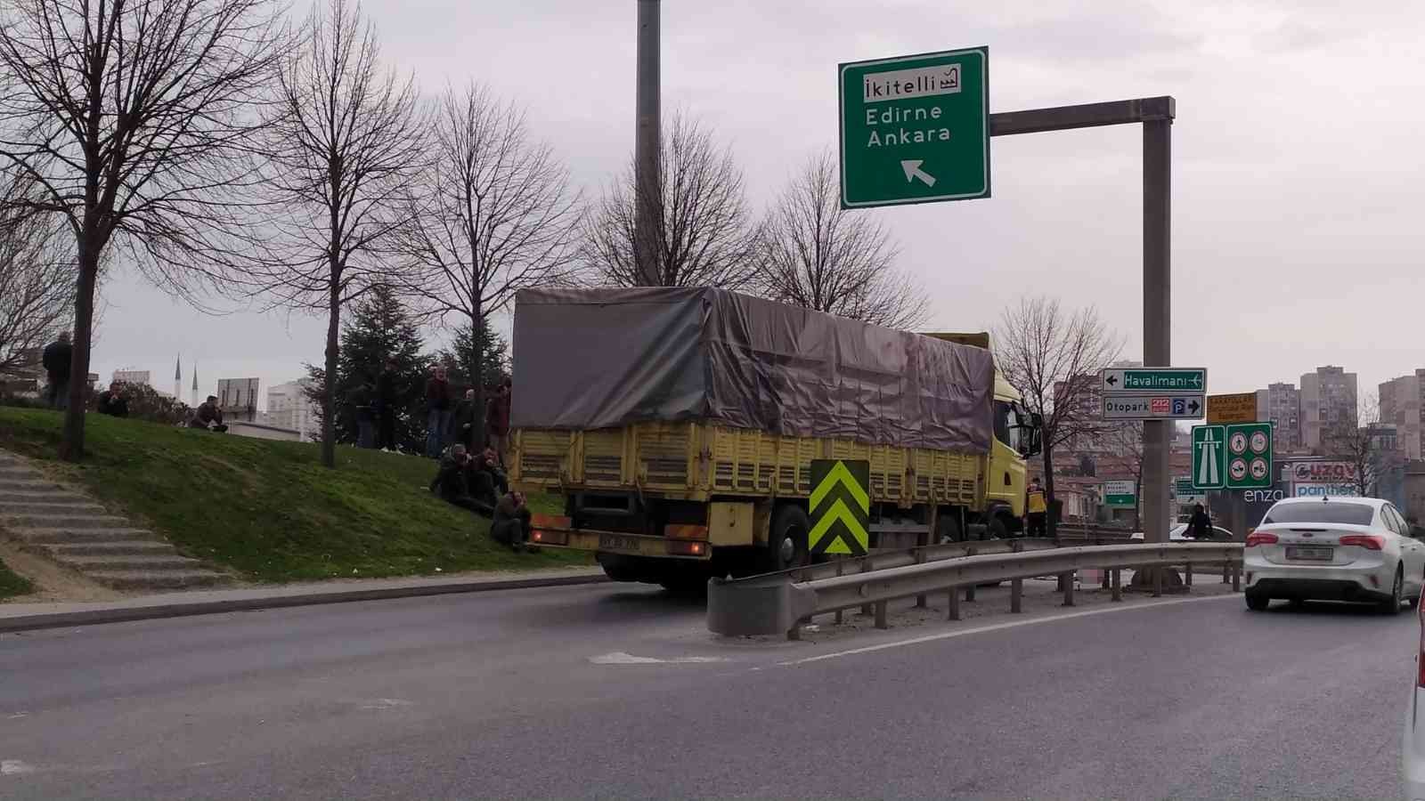 Bağcılar’da yanlış yola girdikten sonra geri geri giden tır sürücüsü, araçtan indirdiği arkadaşını ezdi. Sürücünün arkadaşı olay yerinde hayatını ...