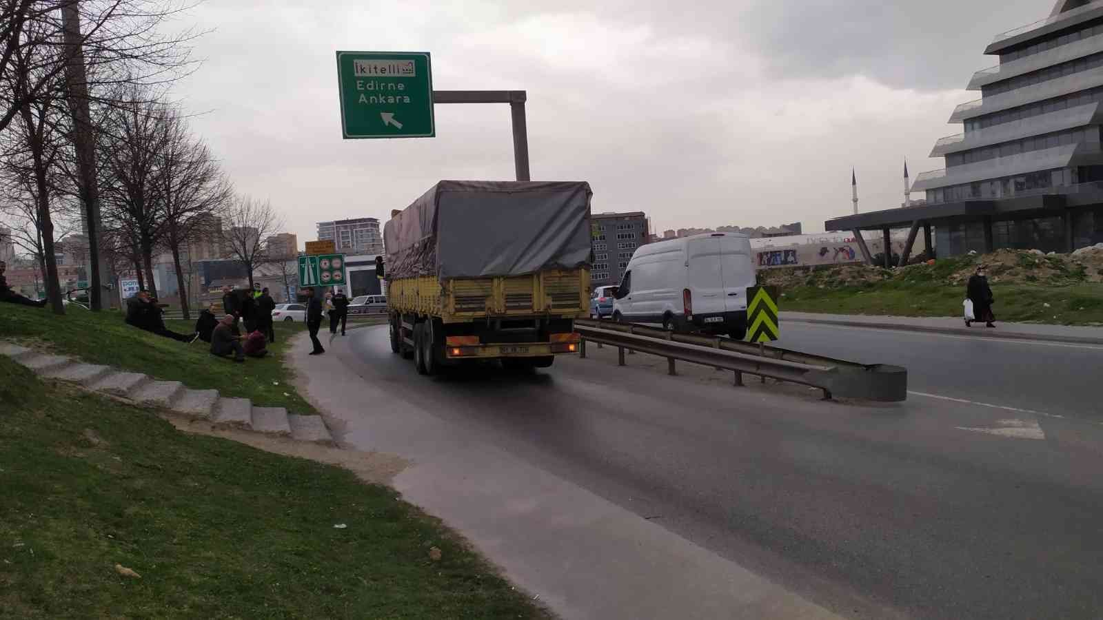 Bağcılar’da yanlış yola girdikten sonra geri geri giden tır sürücüsü, araçtan indirdiği arkadaşını ezdi. Sürücünün arkadaşı olay yerinde hayatını ...