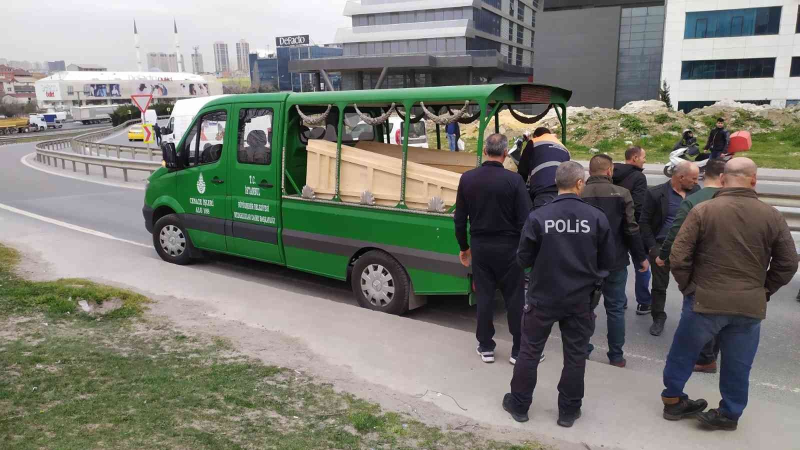 Bağcılar’da yanlış yola girdikten sonra geri geri giden tır sürücüsü, araçtan indirdiği arkadaşını ezdi. Sürücünün arkadaşı olay yerinde hayatını ...