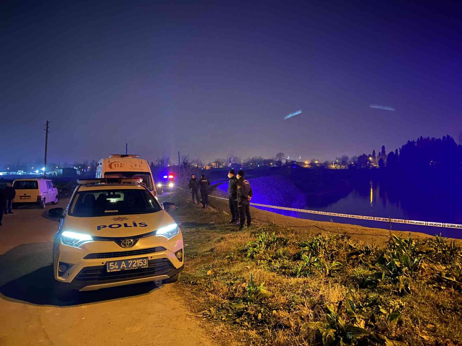 Sakarya Nehri’ne girdikten sonra bir daha haber alınamayan 31 yaşındaki Salih Şimşek’i bulabilmek için ekipler seferber oldu. AFAD, dalgıç polis ...