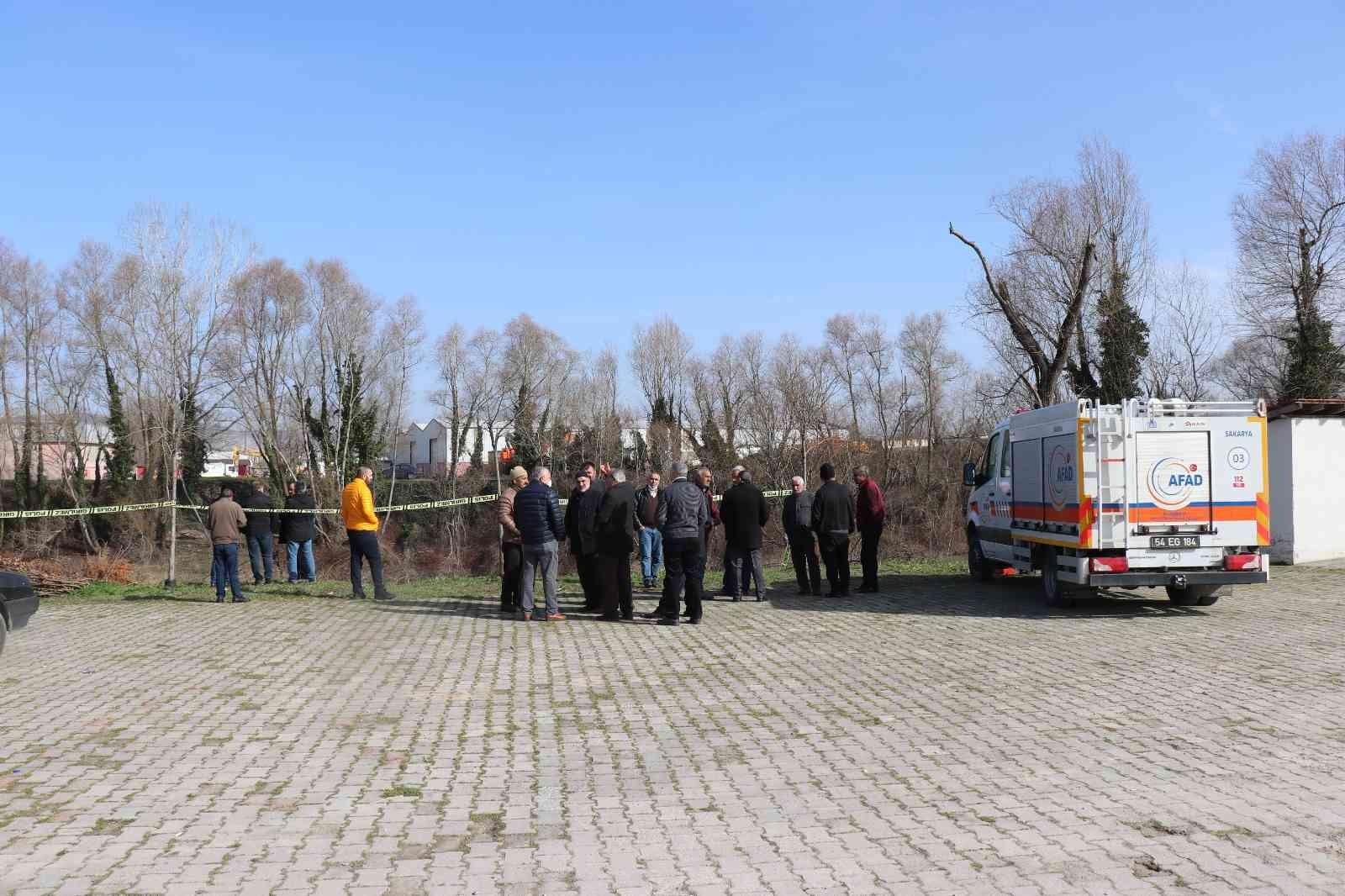 Sakarya Nehri’ne girdikten sonra bir daha haber alınamayan 31 yaşındaki Salih Şimşek’i bulabilmek için ekipler seferber oldu. AFAD, dalgıç polis ...