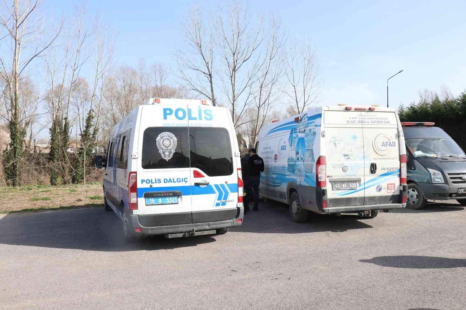 Sakarya Nehri’ne girdikten sonra bir daha haber alınamayan 31 yaşındaki Salih Şimşek’i bulabilmek için ekipler seferber oldu. AFAD, dalgıç polis ...