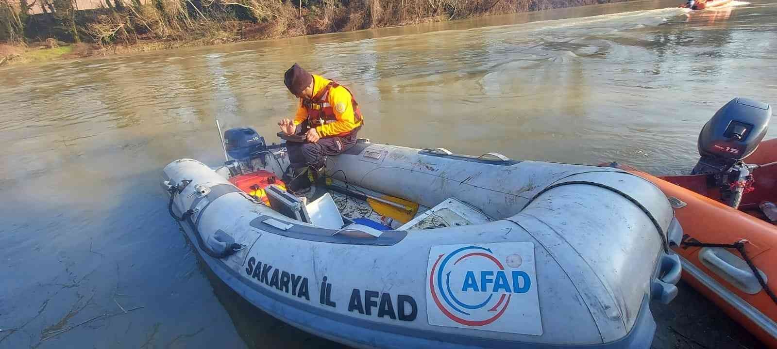 Sakarya Nehri’ne girdikten sonra bir daha haber alınamayan 31 yaşındaki Salih Şimşek’i bulabilmek için ekipler seferber oldu. AFAD, dalgıç polis ...