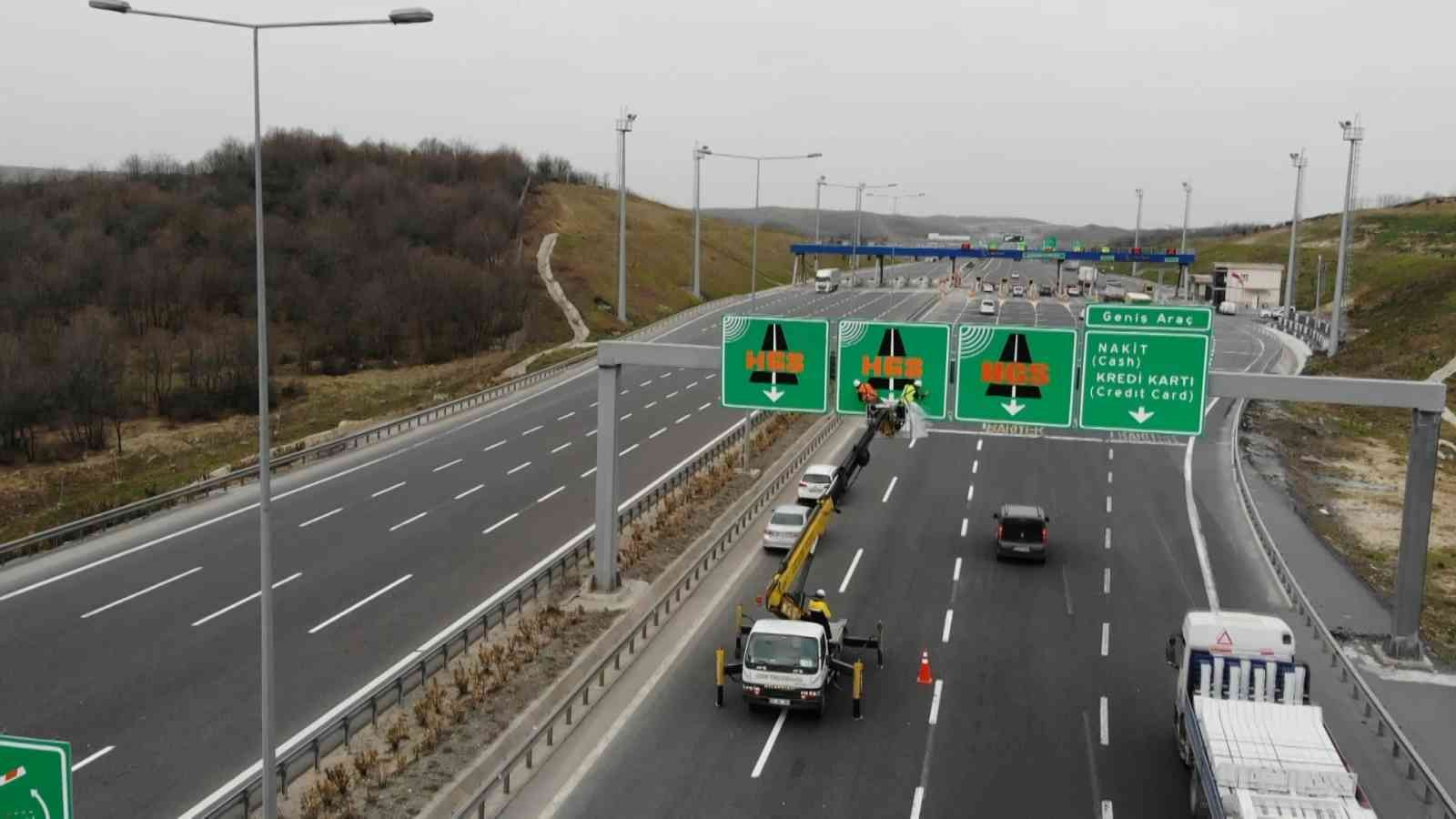 Türkiye genelinde otoyollar ve köprülerde OGS kullanımı bugün itibariyle sona eriyor. Gişelerde bulunan OGS tabelaları görevliler tarafından ...