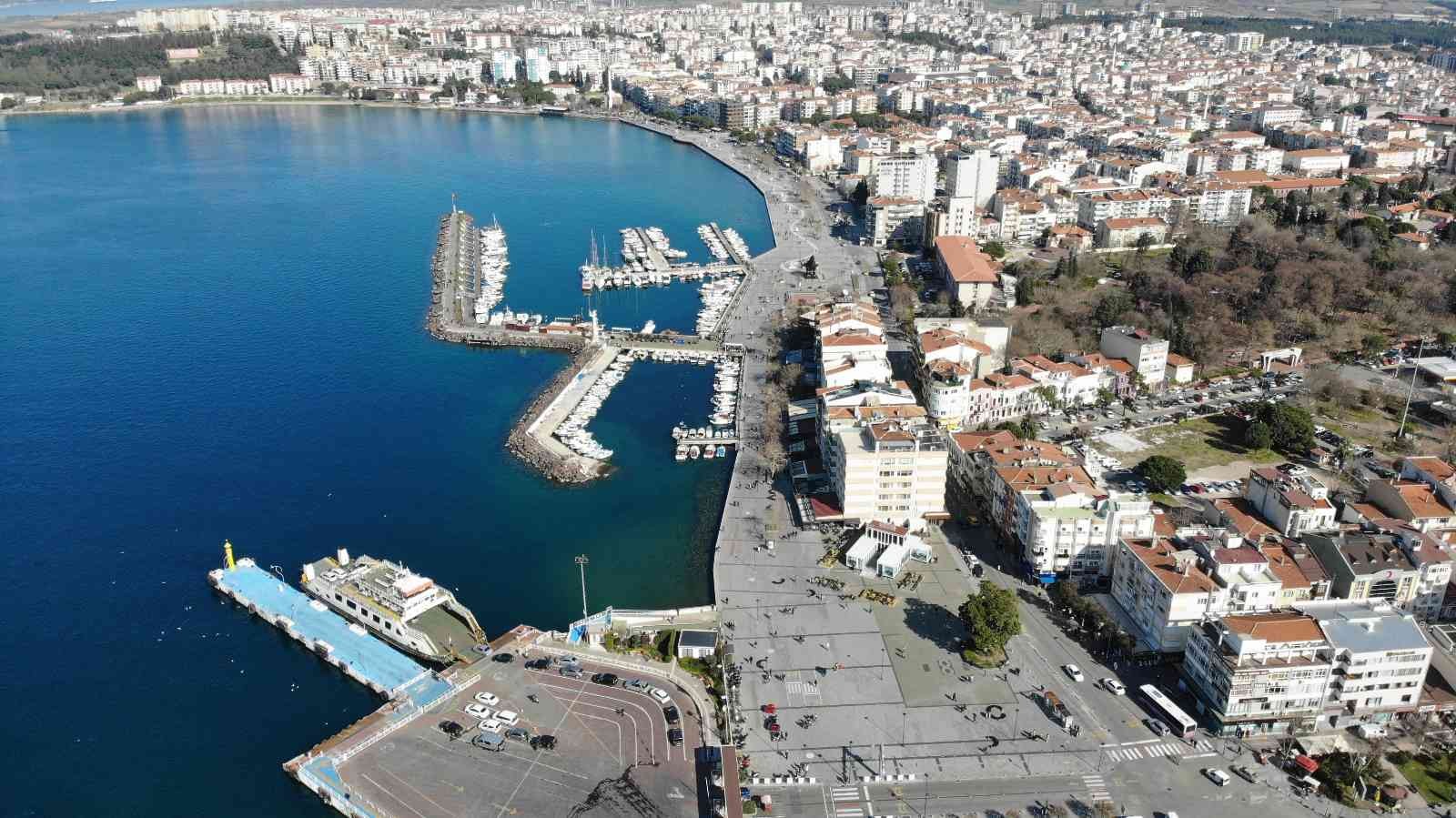 Çanakkale’de, Bozcaada ve Gökçeada’ya bugün yapılması planlanan tüm feribot seferleri olumsuz hava şartları nedeniyle iptal edildi. Çanakkale ...