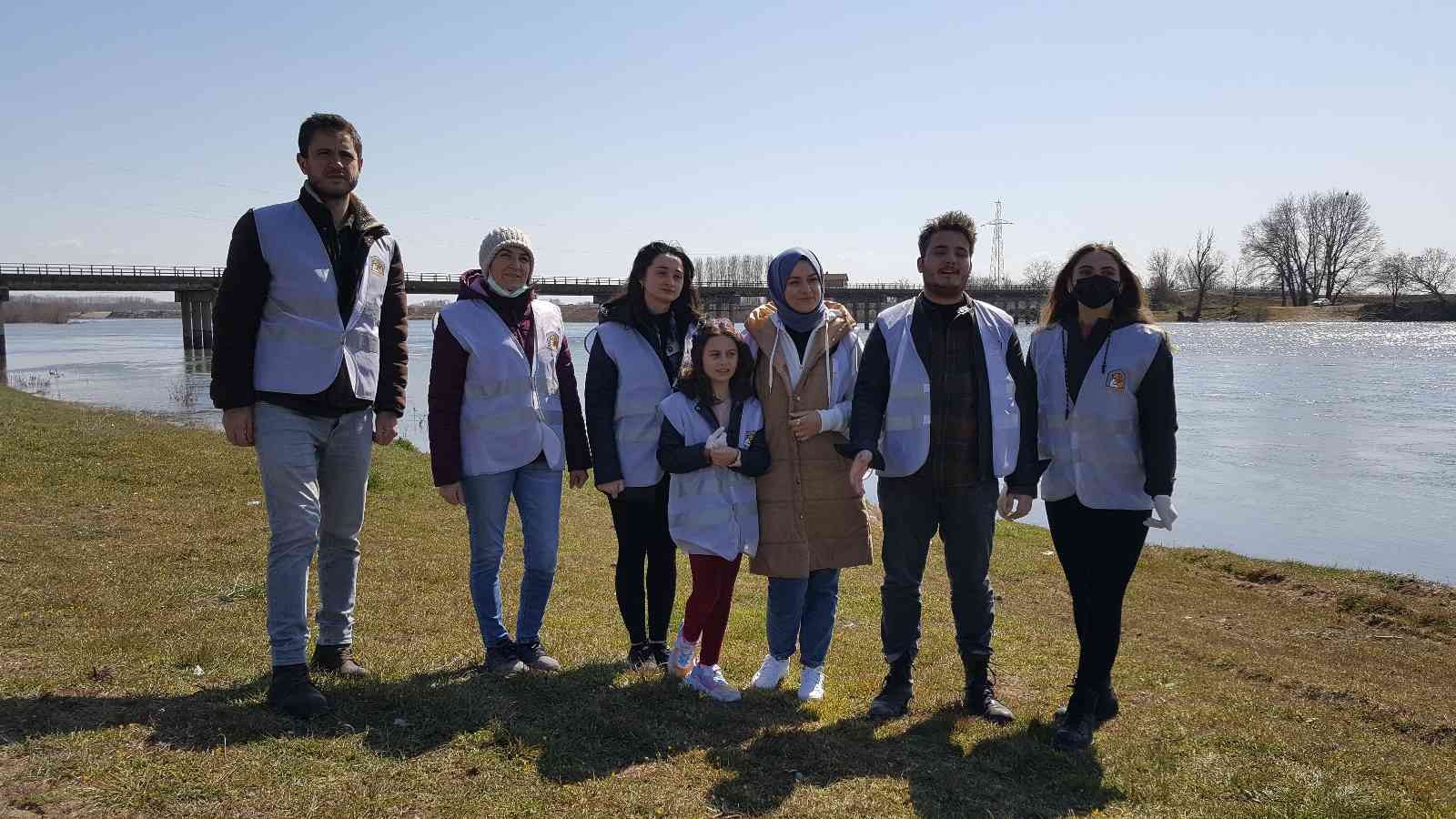 Edirne’de kırsal alanda yaşayan hayvanları beslemek için bir araya gelen gönüllüler, soğuk havalara aldırış etmeden hayvanları beslediler ...