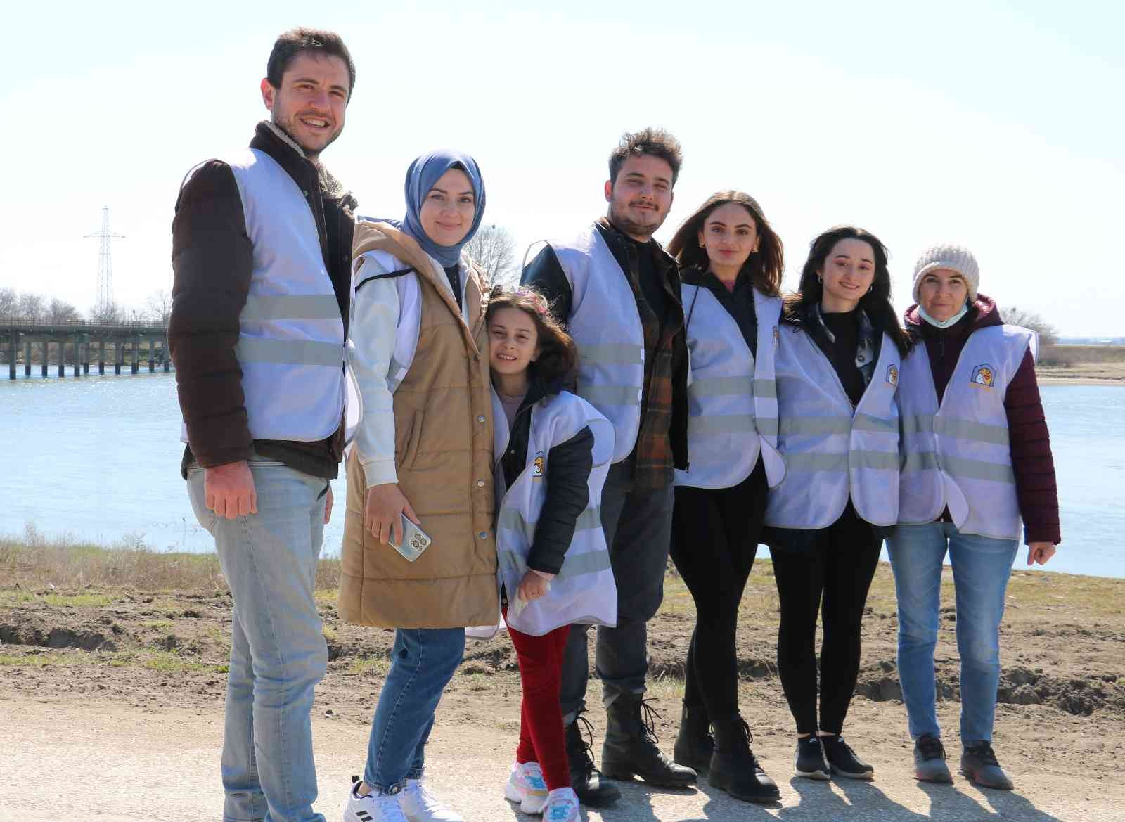 Edirne’de kırsal alanda yaşayan hayvanları beslemek için bir araya gelen gönüllüler, soğuk havalara aldırış etmeden hayvanları beslediler ...