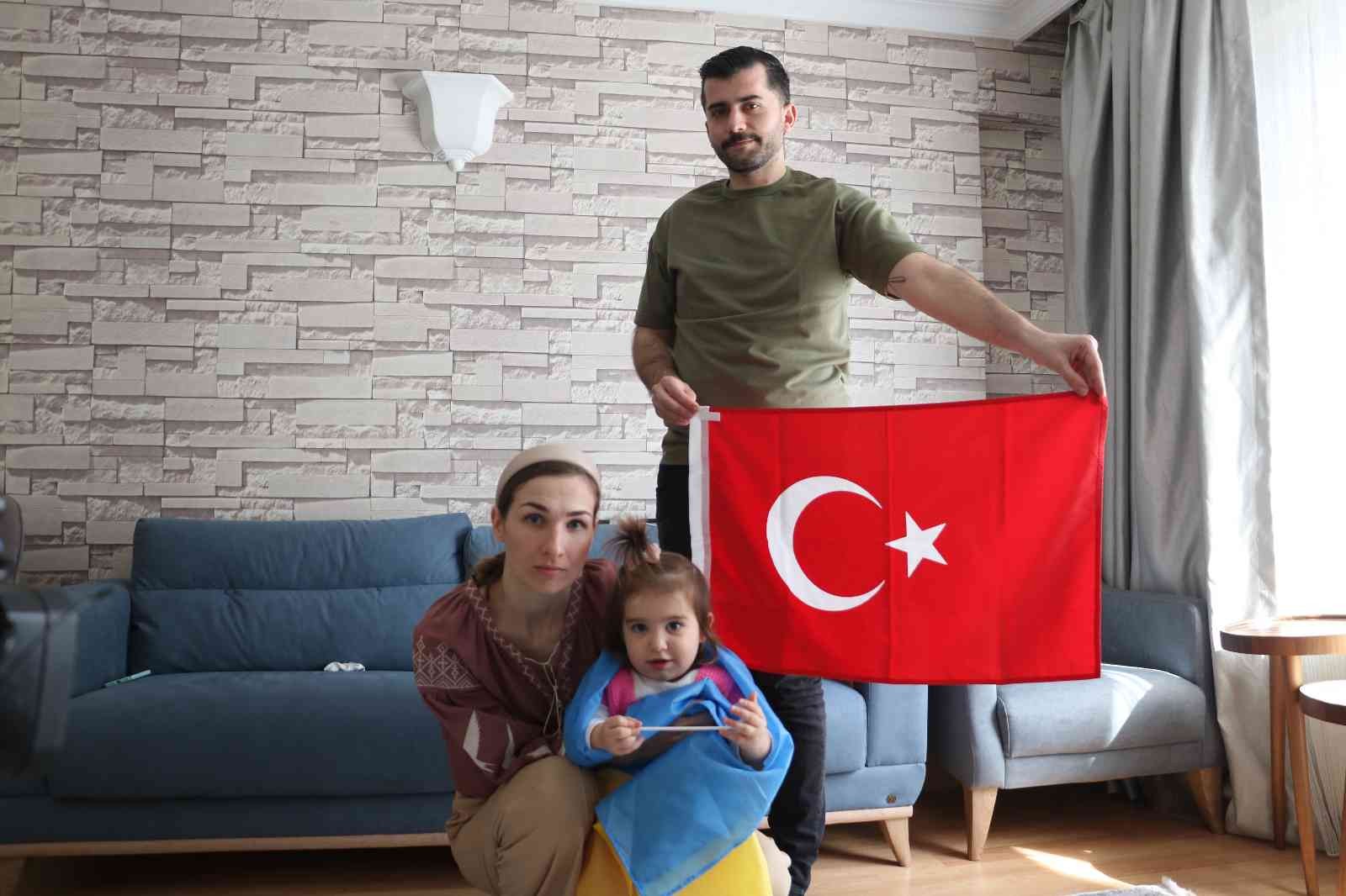 Anne ve babasını ziyaret için gittiği Ukrayna’da 1,5 yaşındaki kızı ile savaşın ortasında kalan Ukraynalı Snizhana Bora, haftalar sonra Türkiye ...