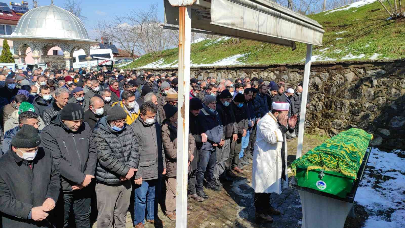 Sakarya’nın Akyazı ilçesinde, güneş enerji sistemini kontrol etmek için çıktığı çatıdan düşerek ağır yaralanan ve kaldırıldığı hastanede hayatını ...