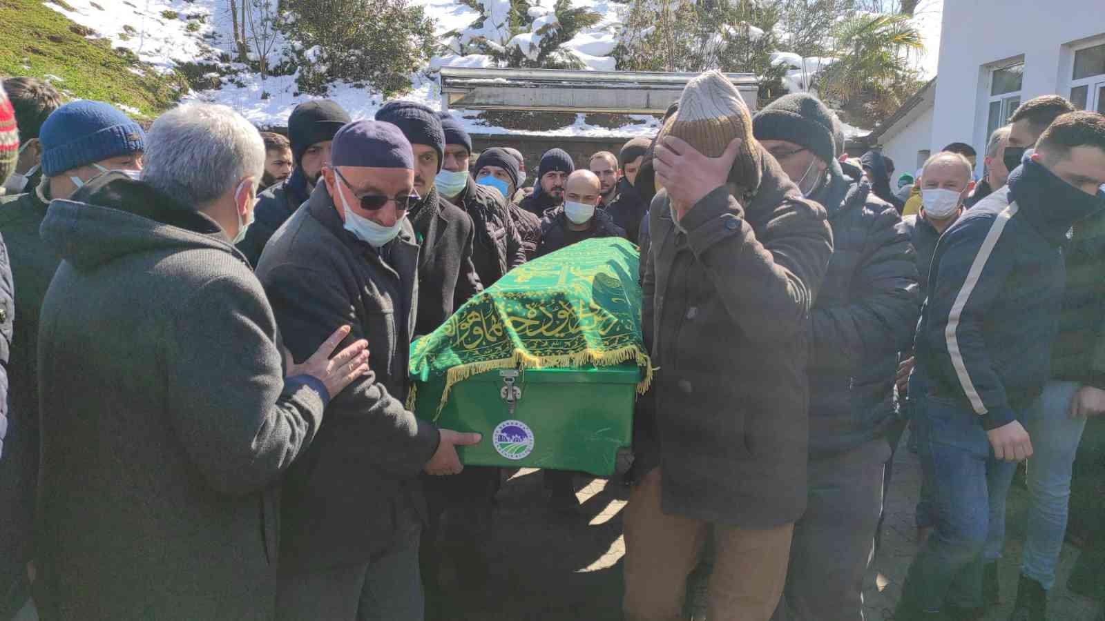 Sakarya’nın Akyazı ilçesinde, güneş enerji sistemini kontrol etmek için çıktığı çatıdan düşerek ağır yaralanan ve kaldırıldığı hastanede hayatını ...