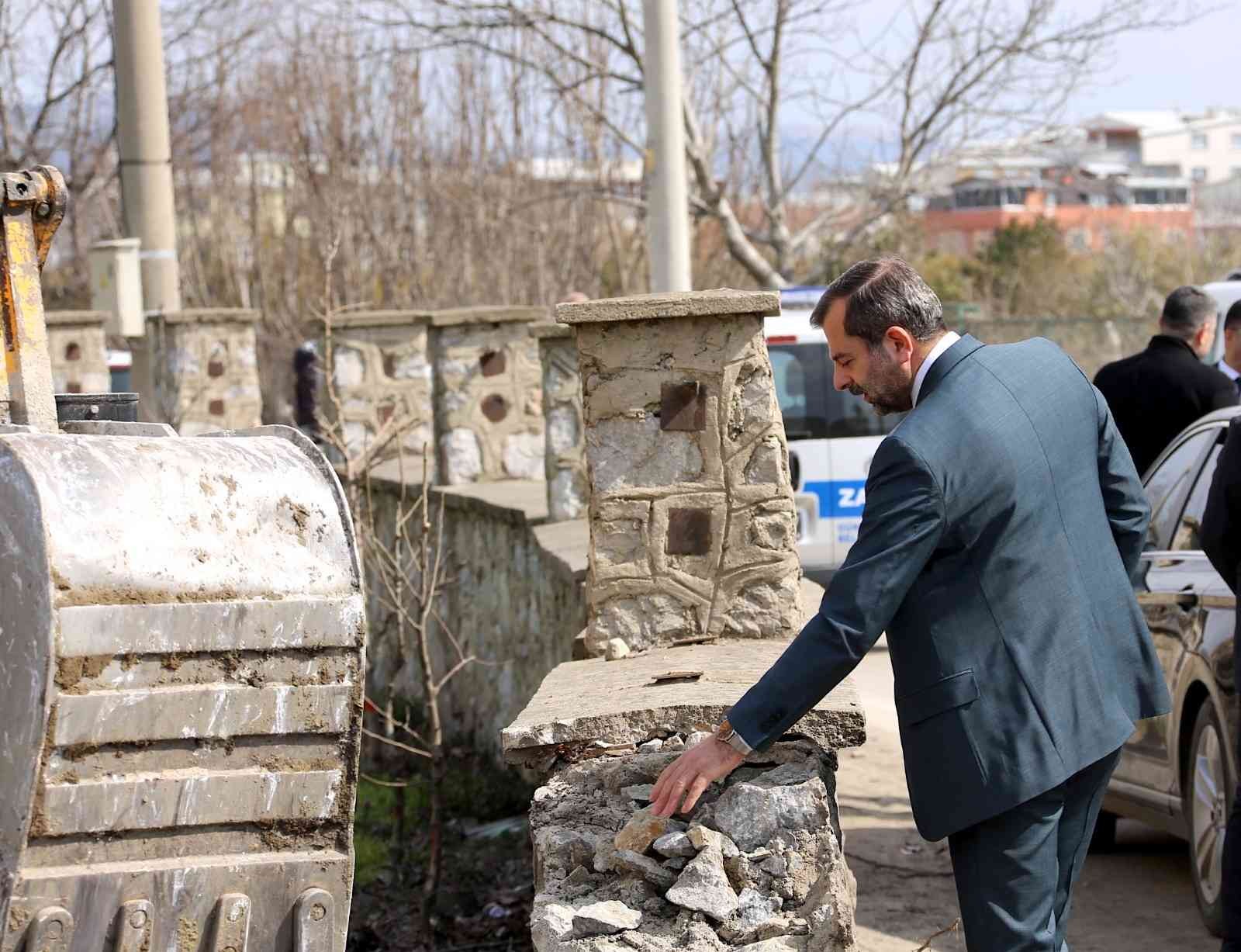 Gürsu Mehmet Müezzinoğlu Caddesi, yapılan genişletme çalışmalarıyla daha konforlu hale getiriliyor. Gürsu Cüneyt Yıldız Devlet Hastanesi, Gürsu ...