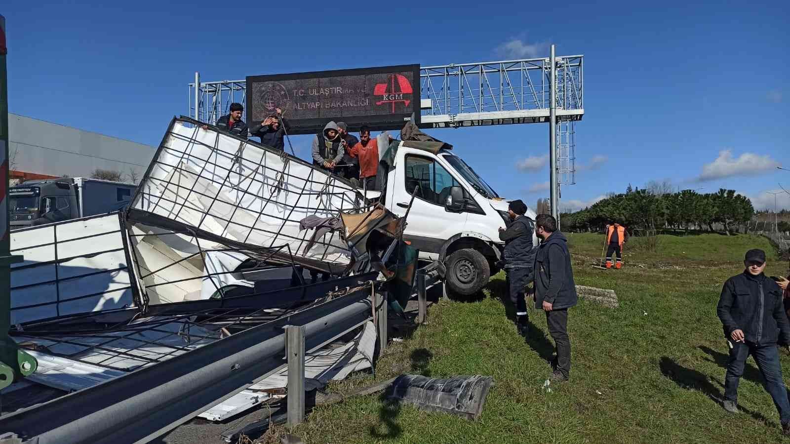 Hadımköy TEM Otoyolu’nda arızalanan araca, arkadan gelen kargo kamyonu çarptı. Kazada 1 kişi hayatını kaybederken, 2 kişi yaralandı. Edinilen ...