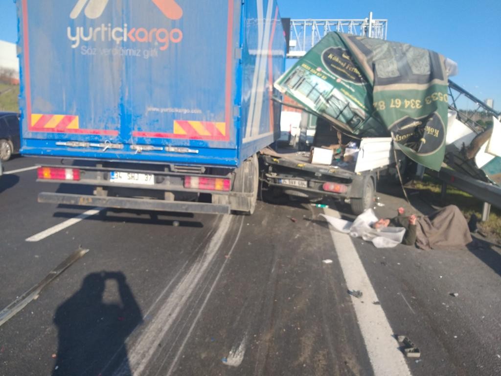 Hadımköy TEM Otoyolu’nda arızalanan araca, arkadan gelen kargo kamyonu çarptı. Kazada 1 kişi hayatını kaybederken, 2 kişi yaralandı. Edinilen ...