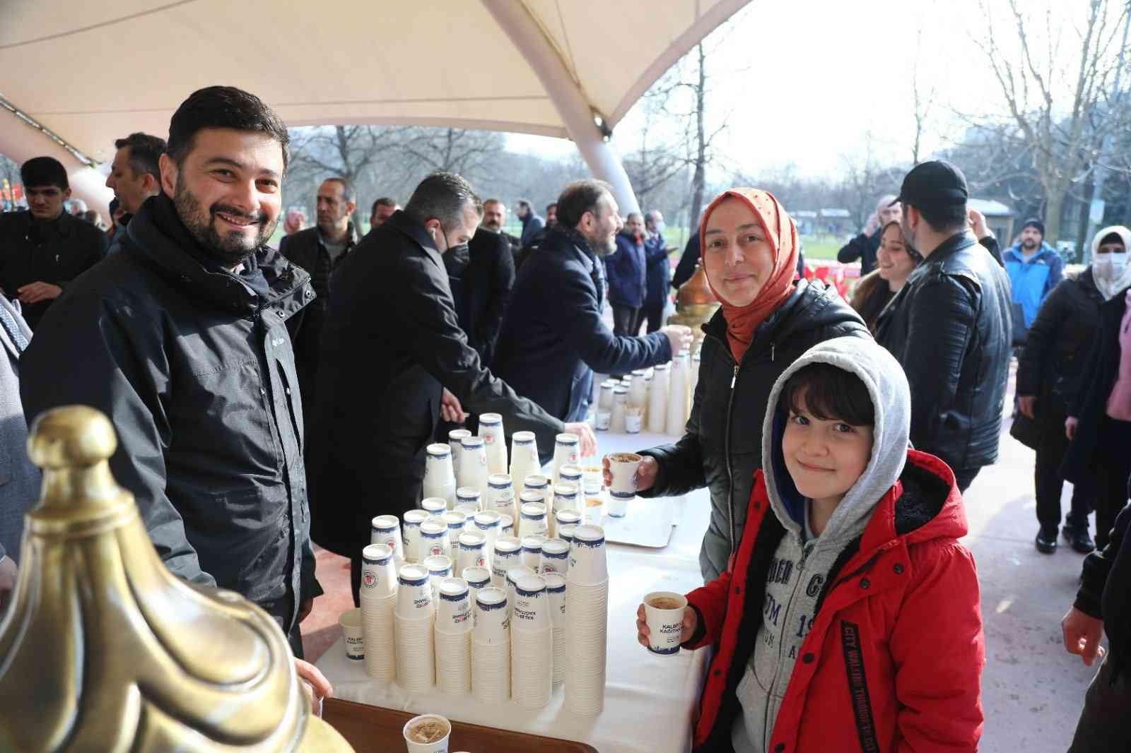 Kağıthane Belediyesi, Hasbahçe’de binlerce vatandaşa kış aylarının vazgeçilmez içeceği salep ikram etti. Sıcacık saleplerini yudumlayan ...