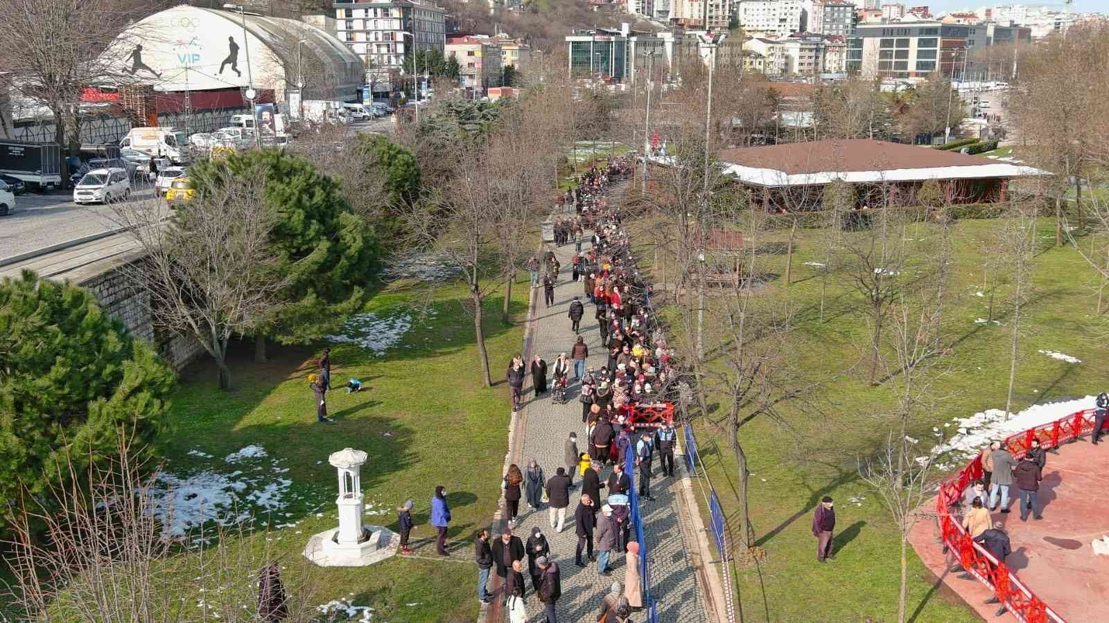 Kağıthane Belediyesi, Hasbahçe’de binlerce vatandaşa kış aylarının vazgeçilmez içeceği salep ikram etti. Sıcacık saleplerini yudumlayan ...